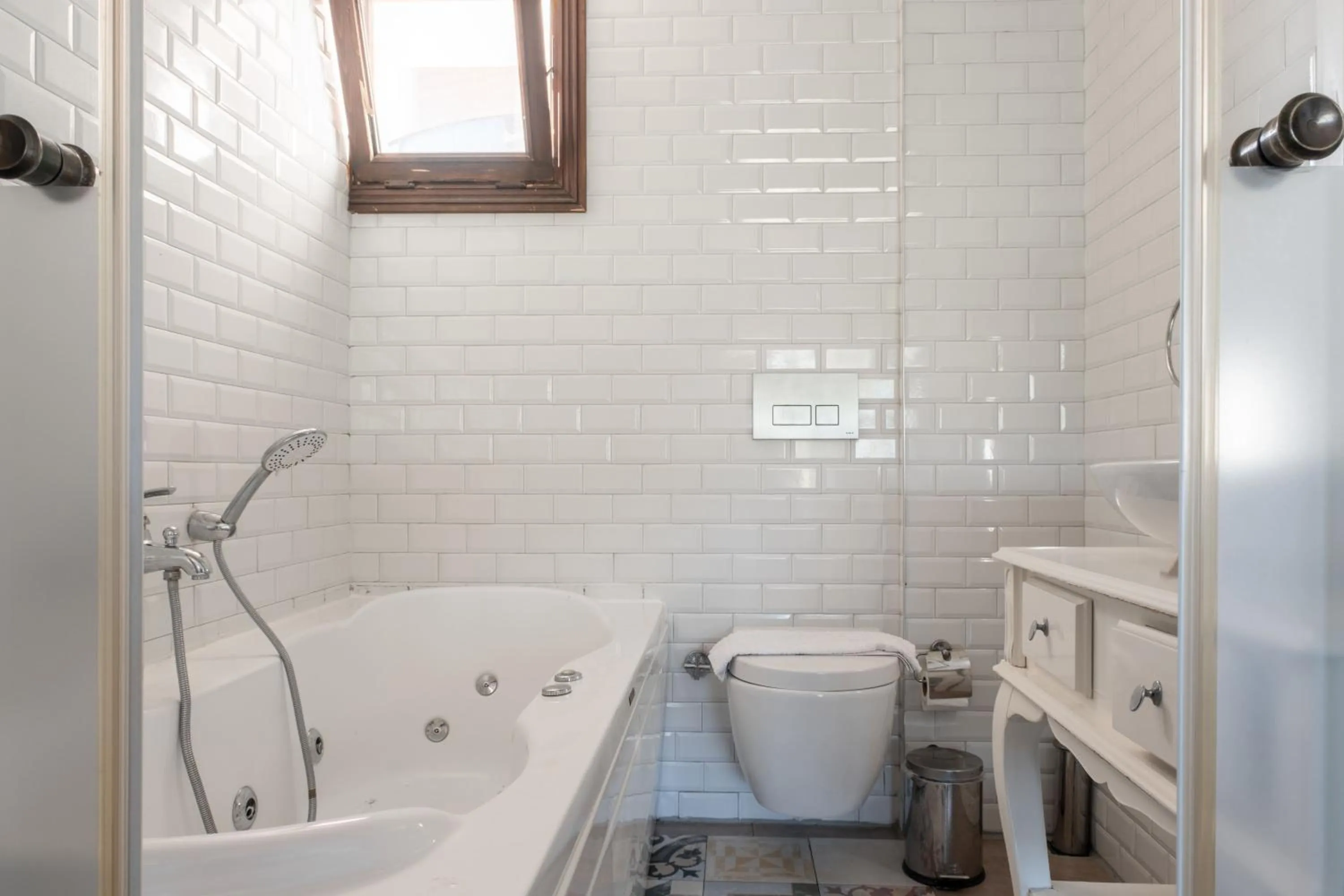 Hot Tub in Espira by Antioch Hotel