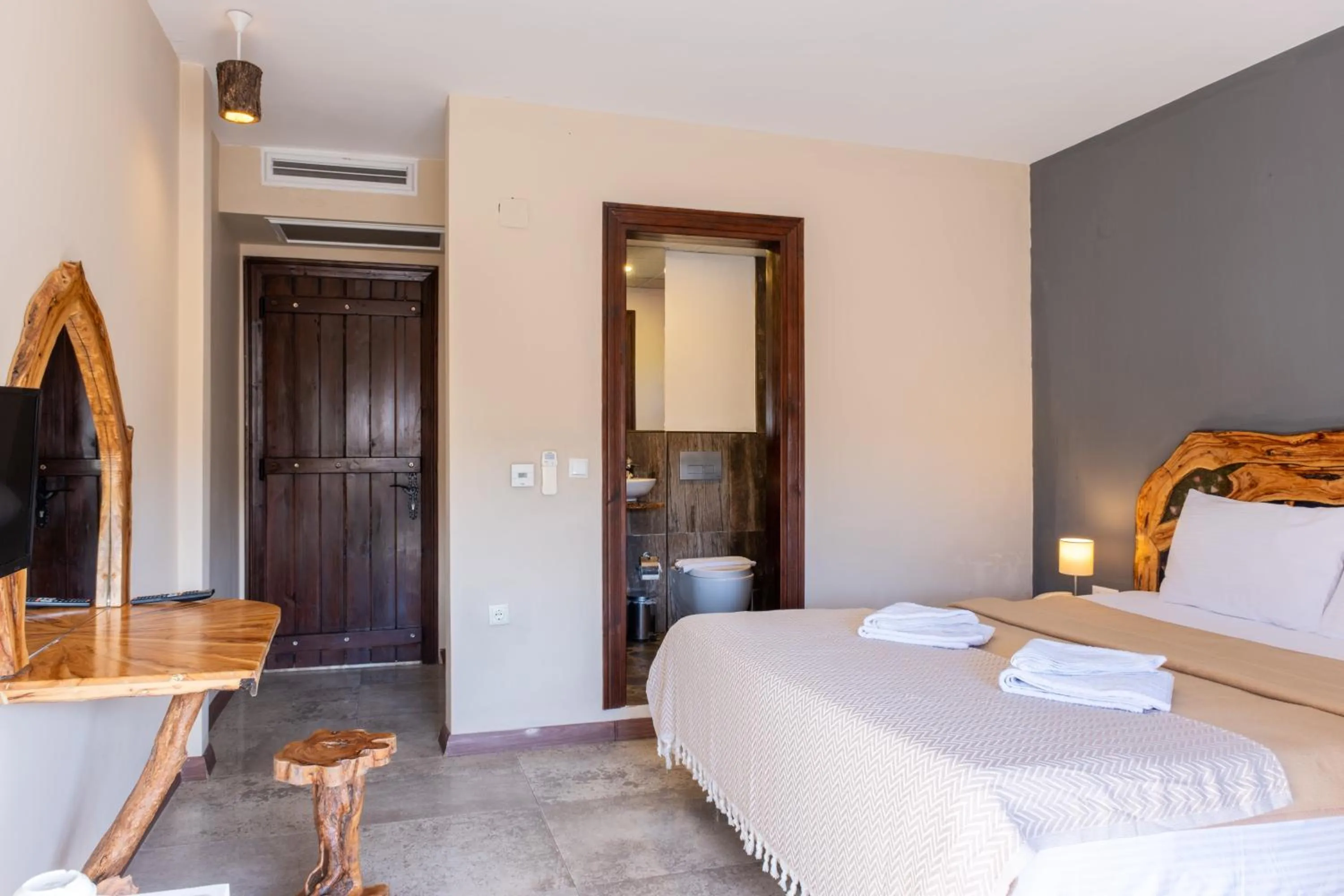 Photo of the whole room, Bed in Espira by Antioch Hotel