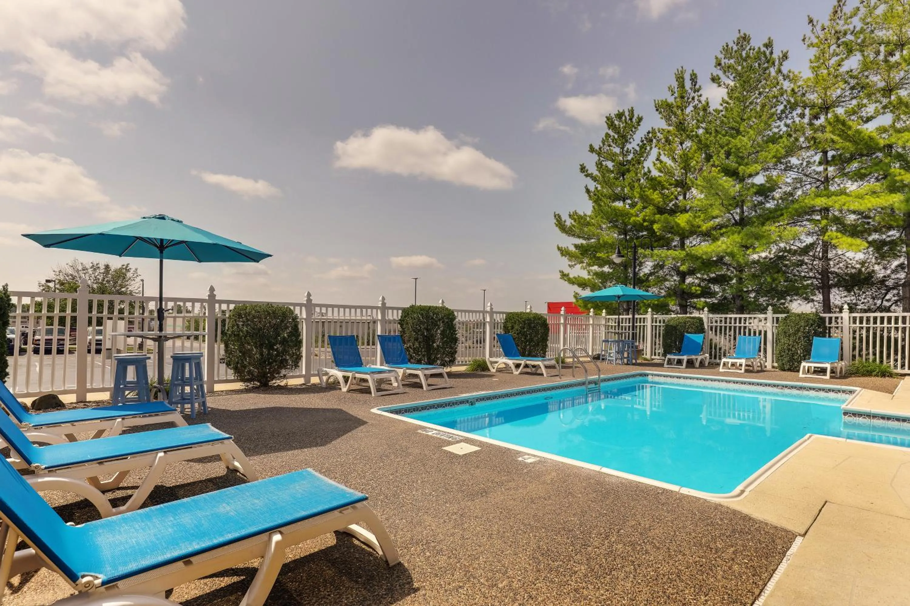 Swimming pool in Stoney Creek Inn Quincy