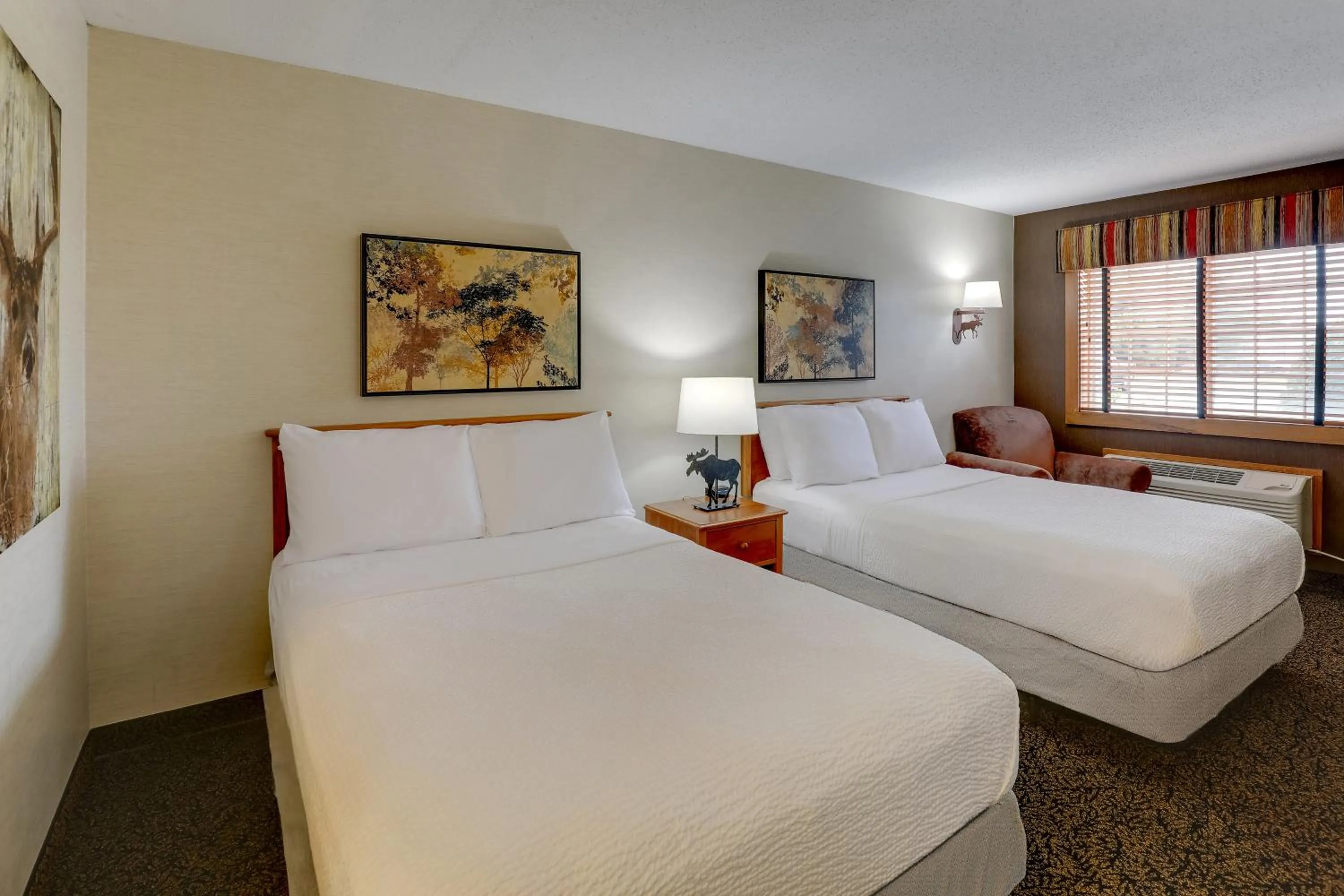 Bed in Stoney Creek Inn Quincy