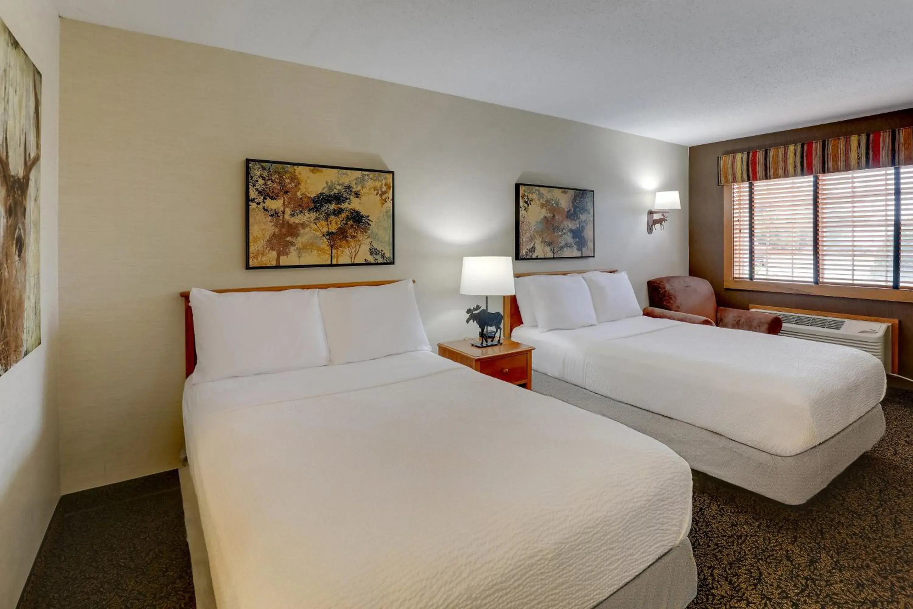 Standard Double Room with Two Double Beds in Stoney Creek Inn Quincy Standard Double Room with Two Double Beds in Stoney Creek Inn Quincy