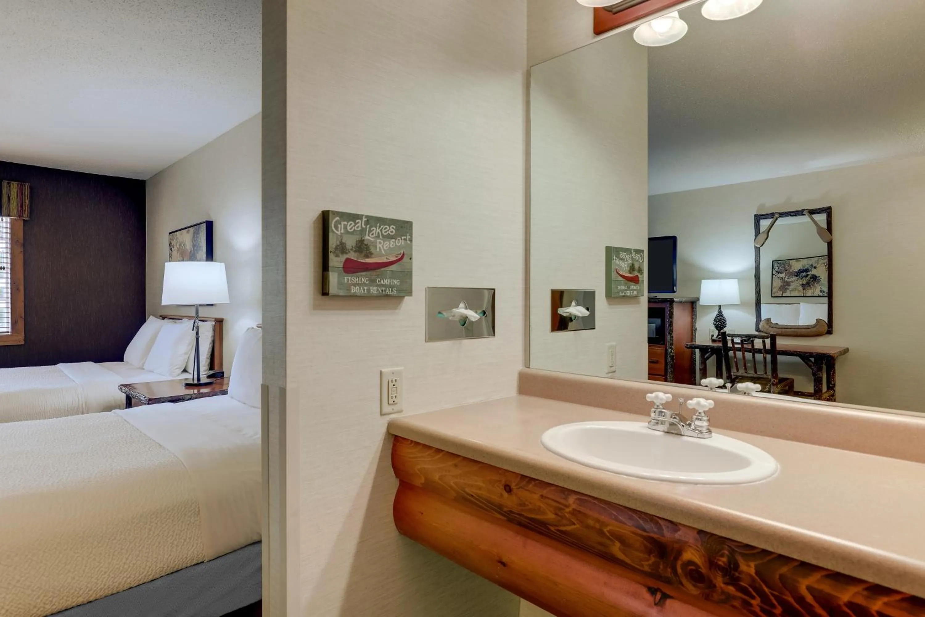 Bathroom, Bed in Stoney Creek Inn Quincy