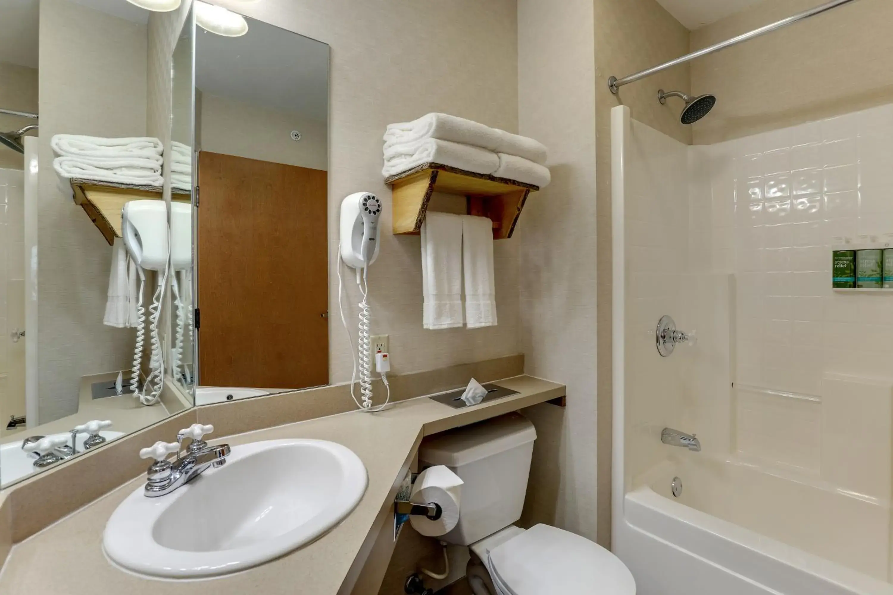 Standard King Room in Stoney Creek Inn Quincy Standard King Room in Stoney Creek Inn Quincy