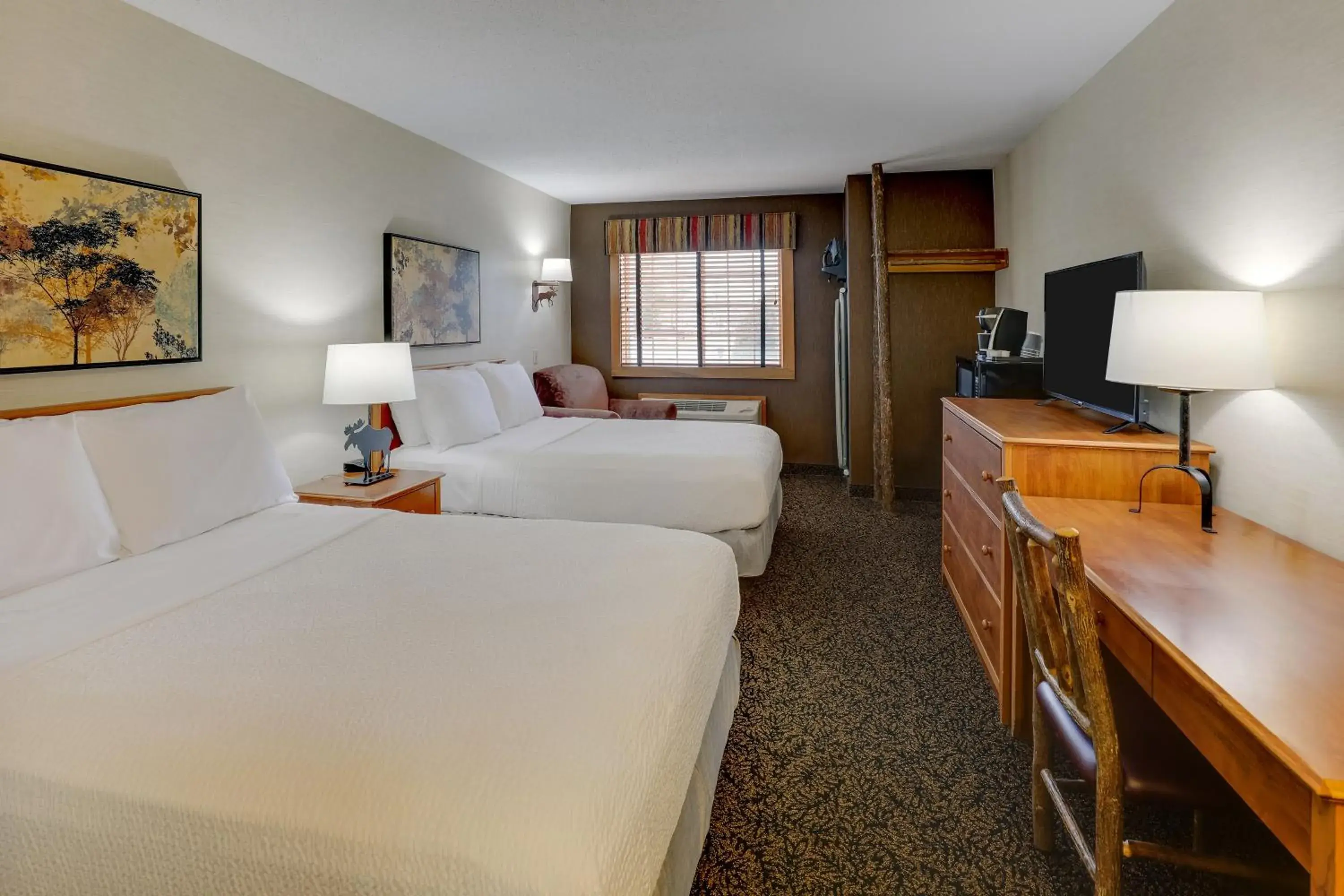 Standard Double Room with Two Double Beds in Stoney Creek Inn Quincy Standard Double Room with Two Double Beds in Stoney Creek Inn Quincy