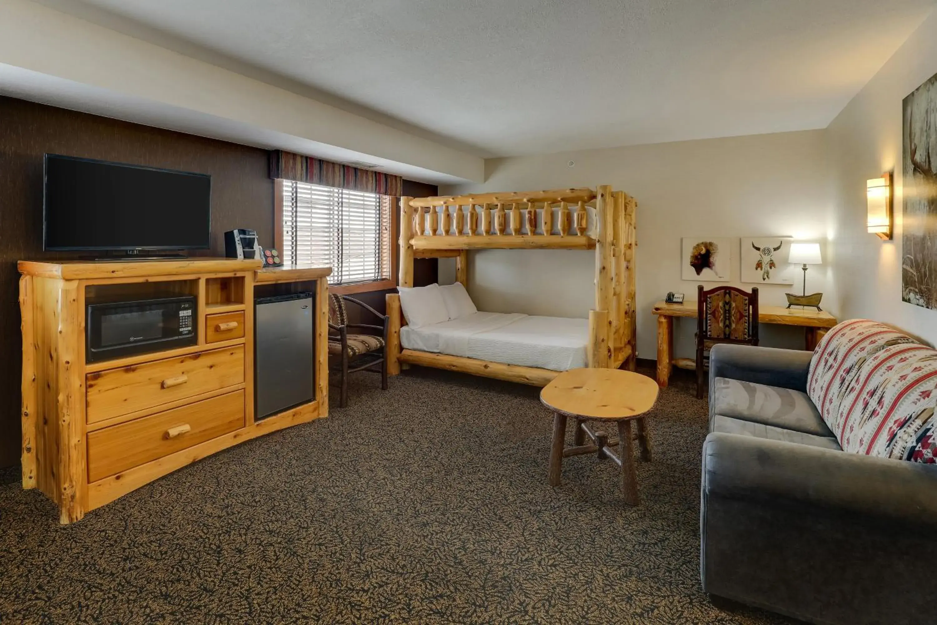 Seating area, Bed in Stoney Creek Inn Quincy Seating area, Bed in Stoney Creek Inn Quincy