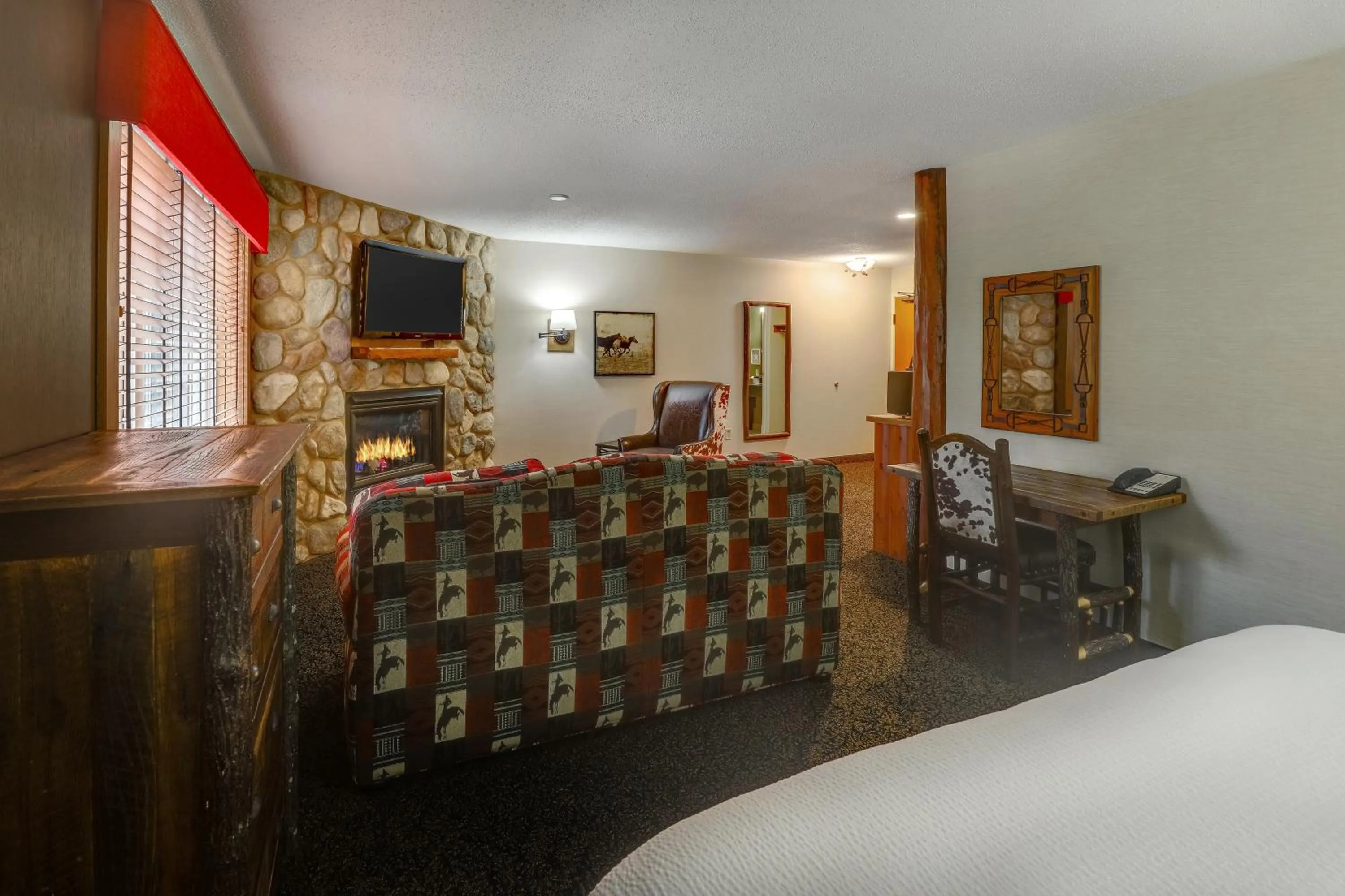 Bed in Stoney Creek Inn Quincy