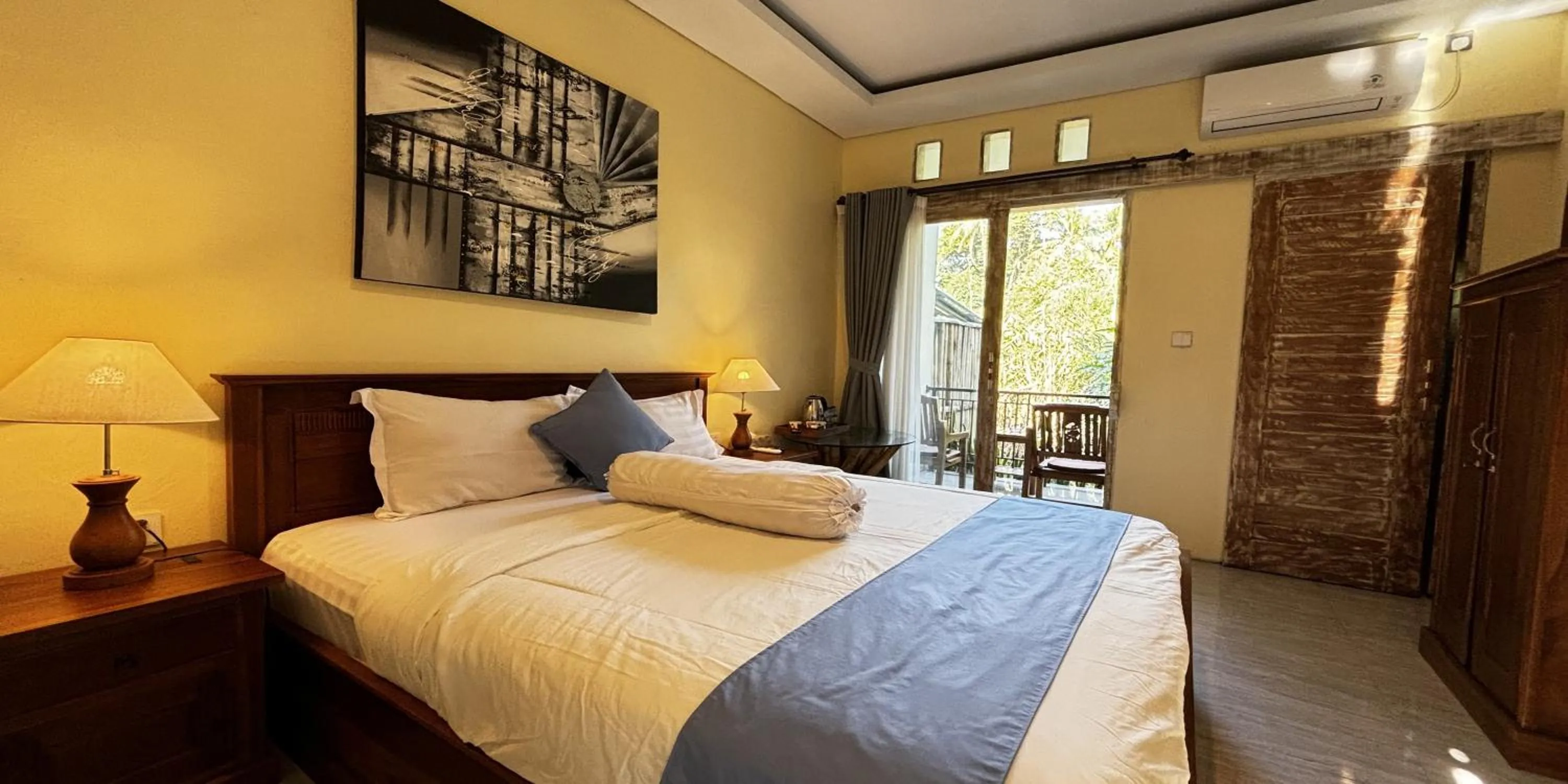 Bed in Giri Krisna Guest House