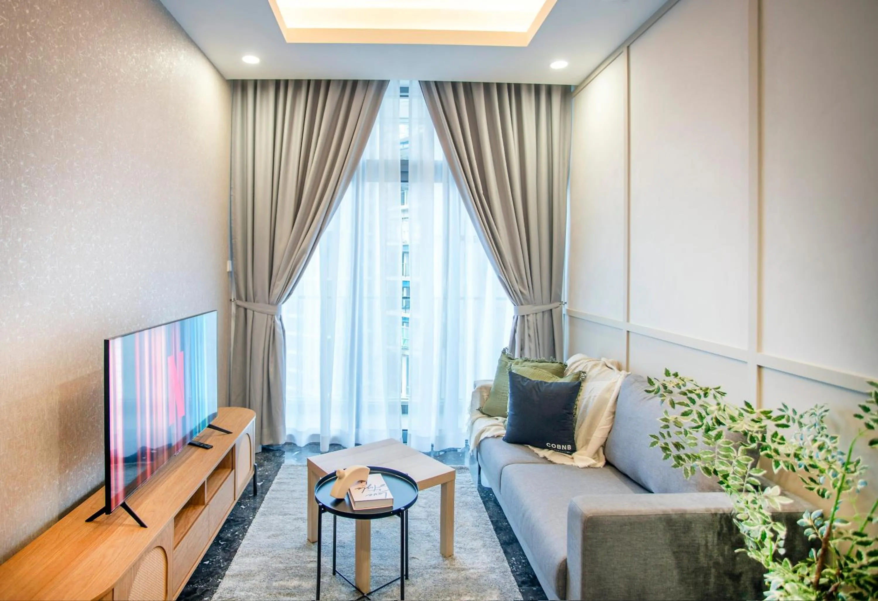 Communal lounge/ TV room in Royce Residence KLCC by Cobnb