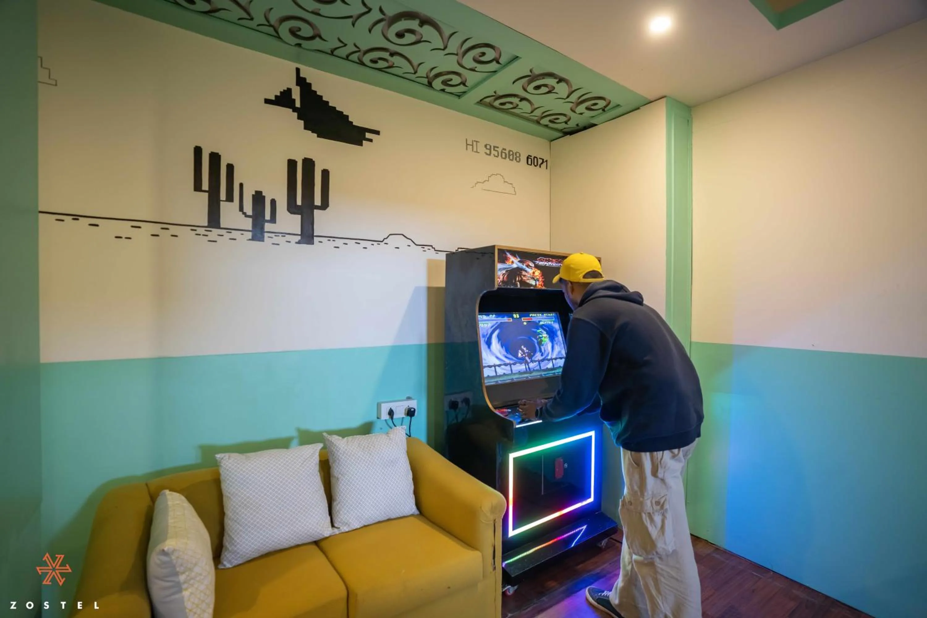 Communal lounge/ TV room in Zostel Mussoorie (Mall Road)