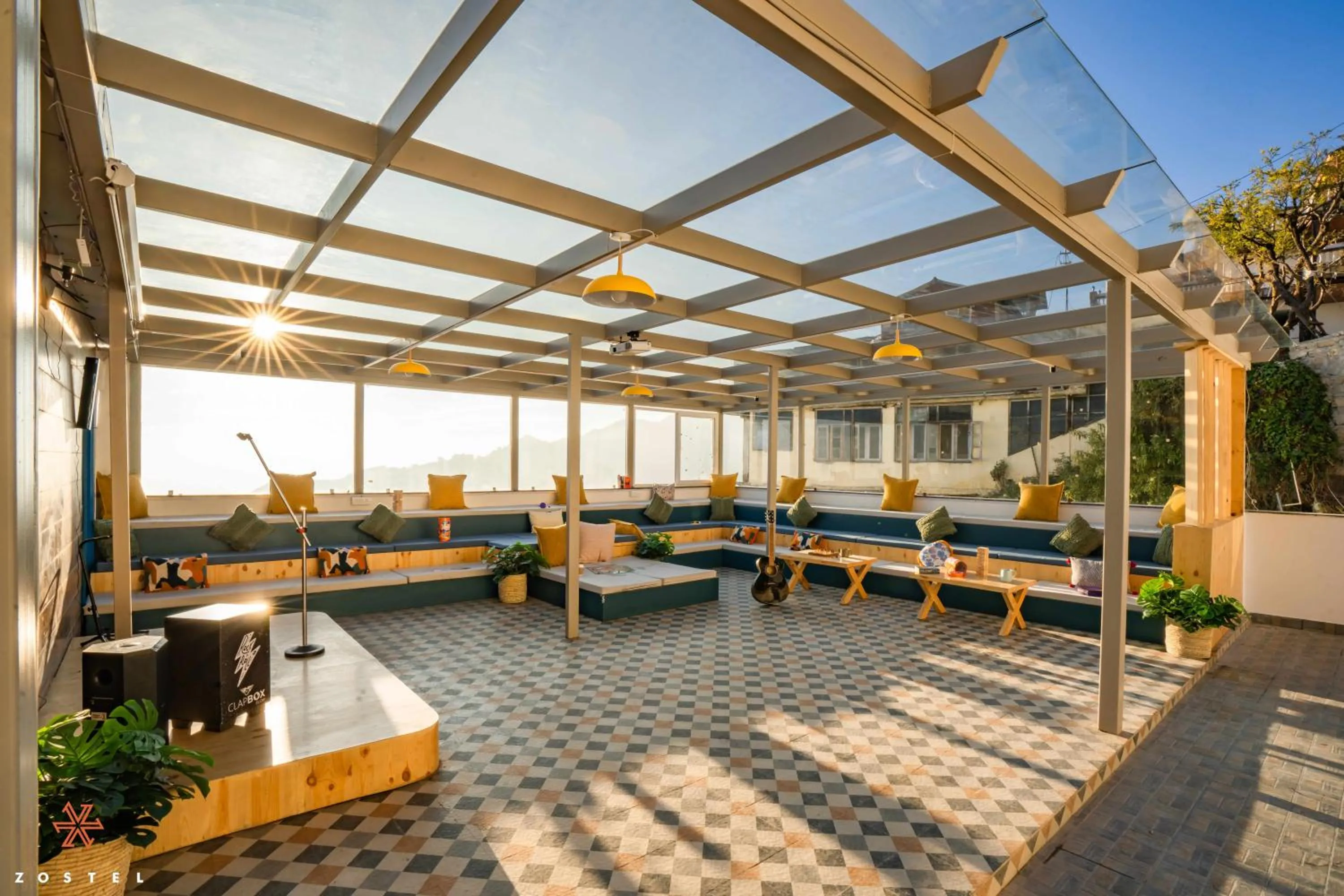 Communal lounge/ TV room in Zostel Mussoorie (Mall Road)