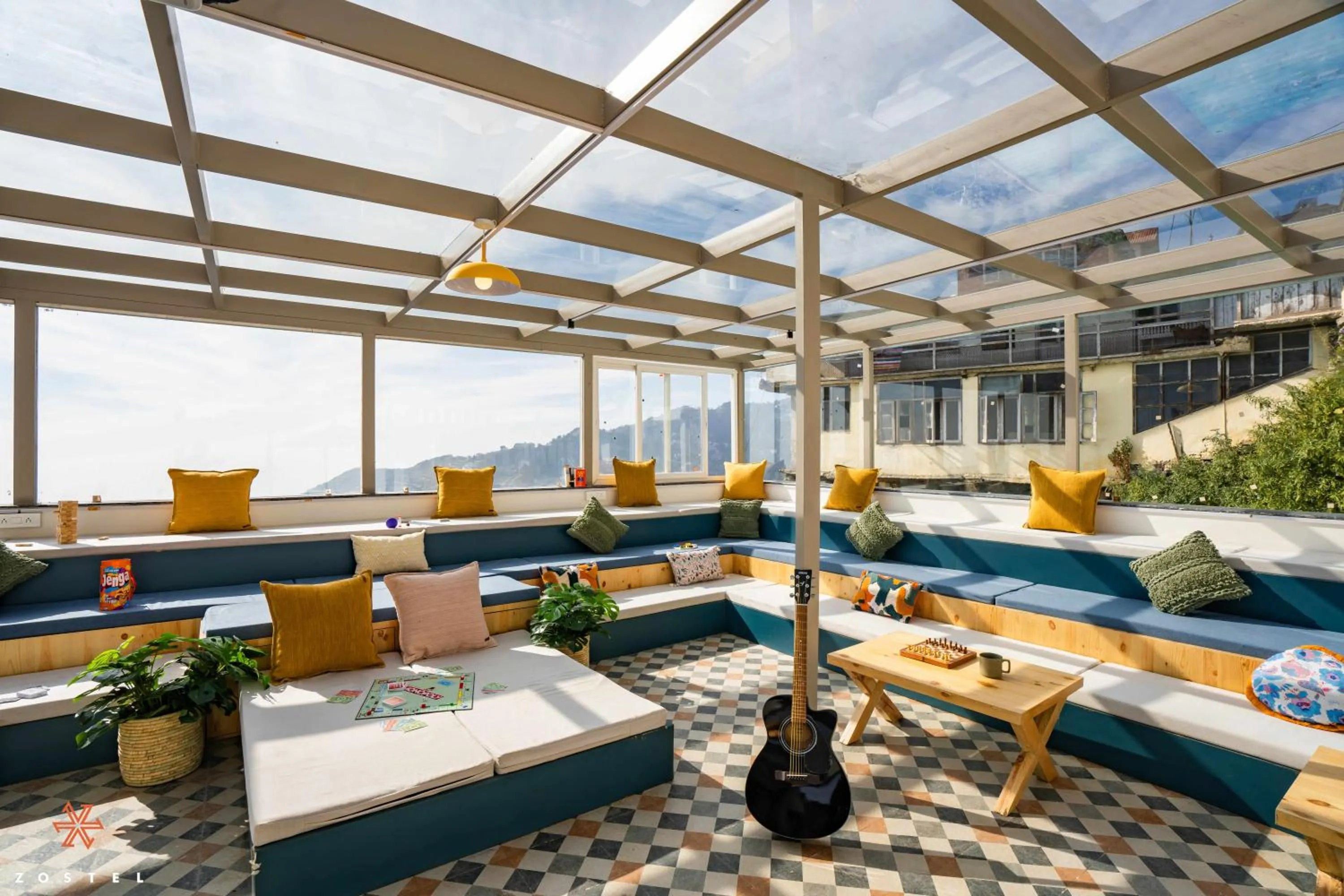 Communal lounge/ TV room in Zostel Mussoorie (Mall Road)