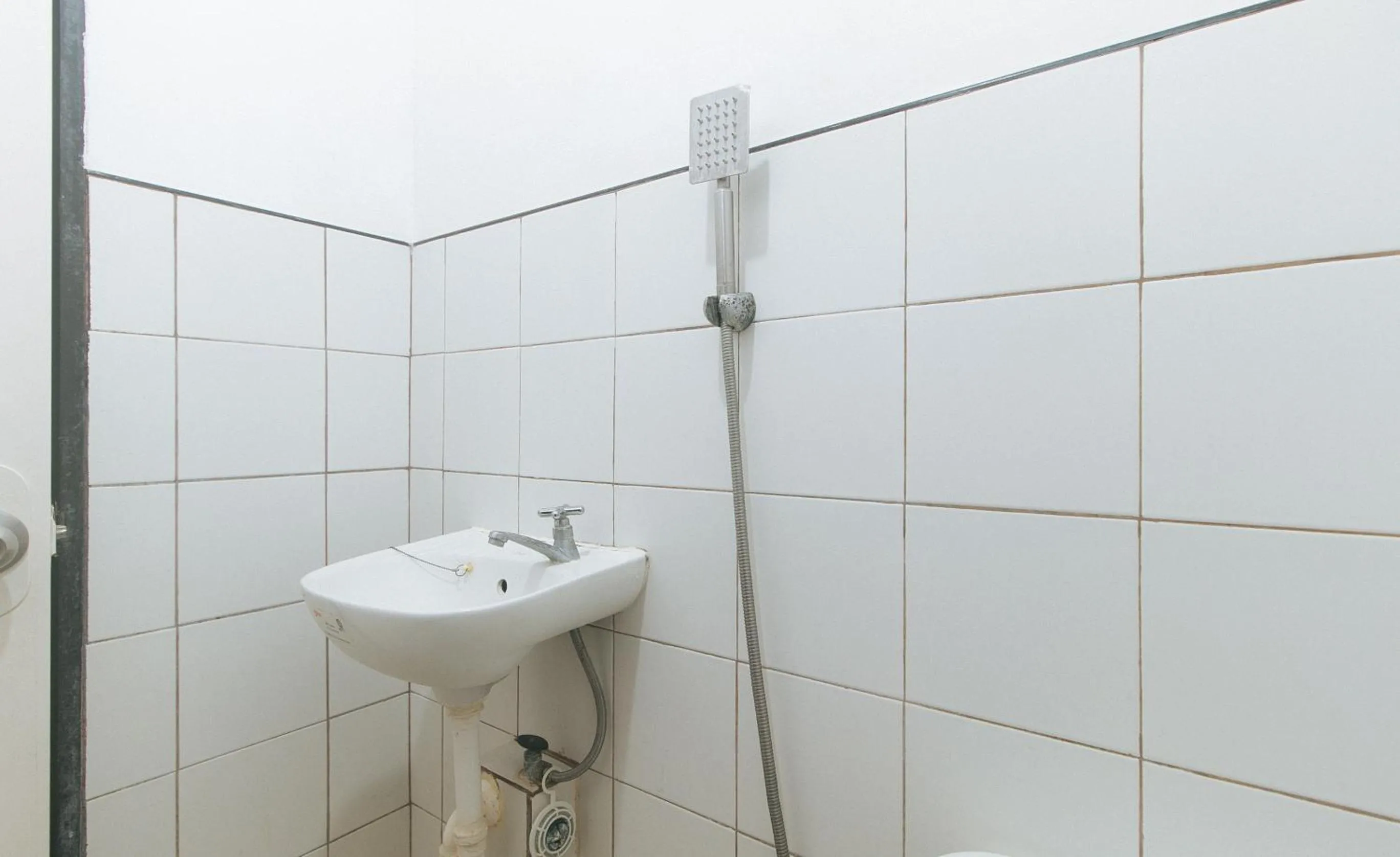 Bathroom in RedDoorz @ Boondocks Cabins Resort