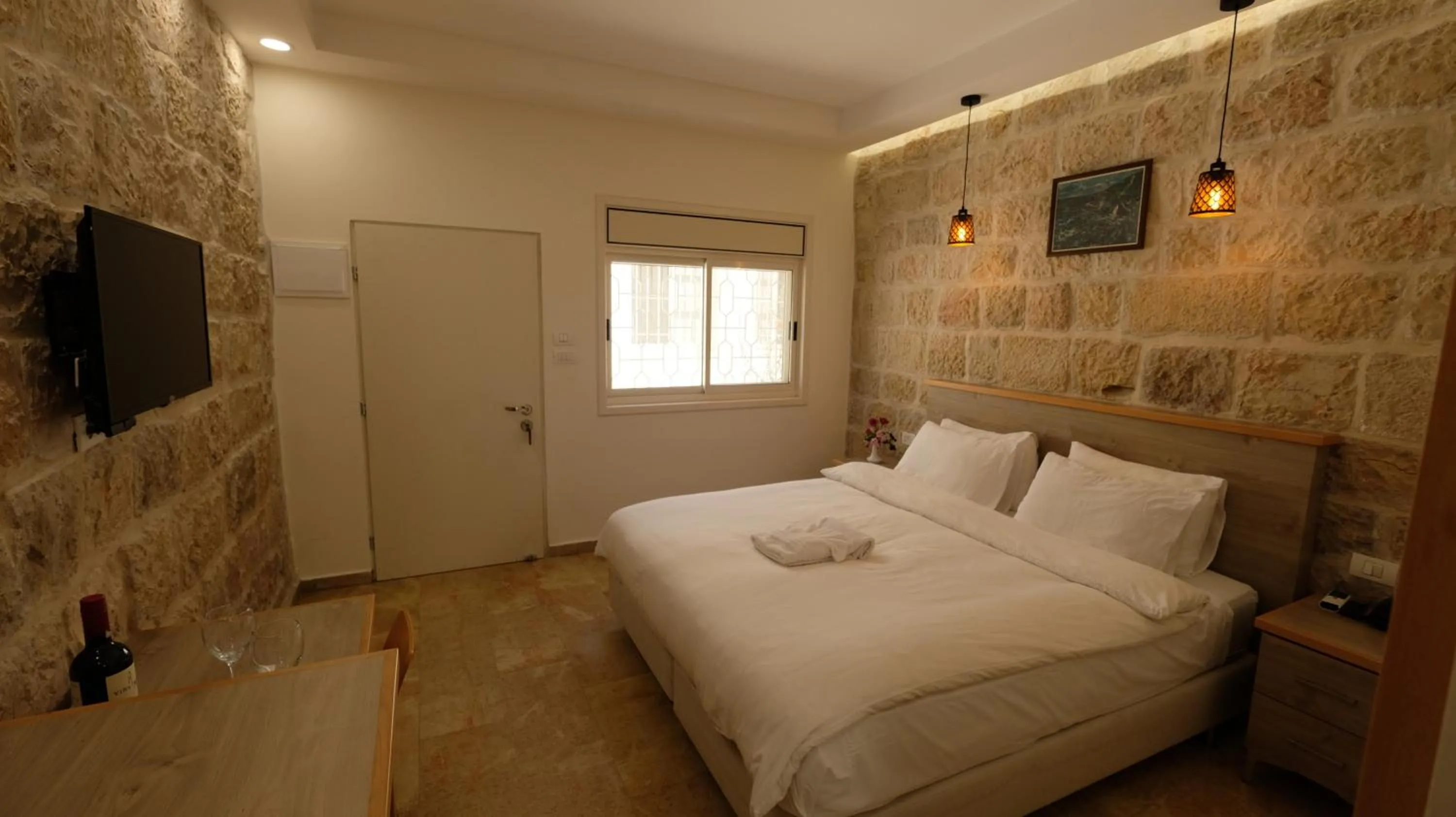 TV and multimedia, Bed in St. George’s Cathedral Pilgrim Guesthouse – Jerusalem