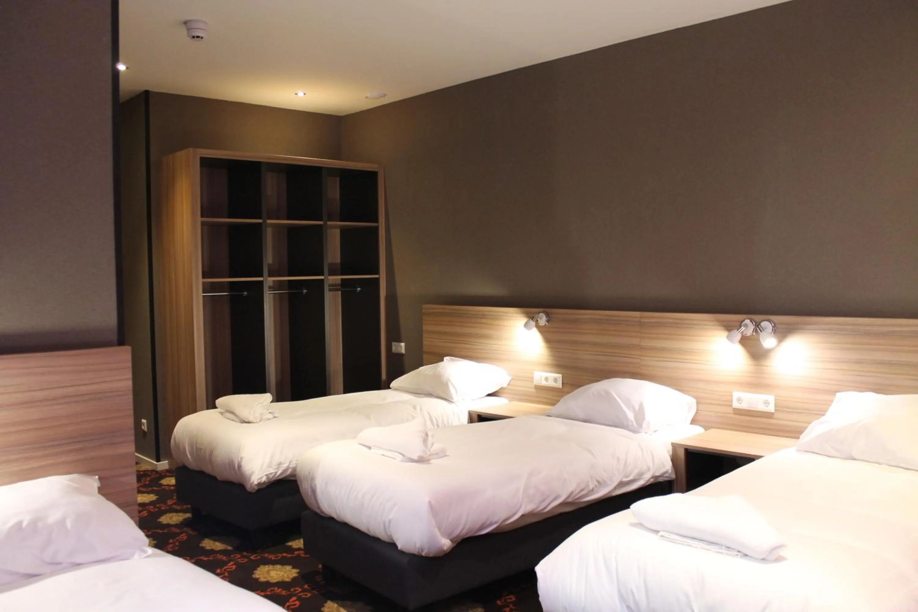 Photo of the whole room, Bed in Aston City Hotel