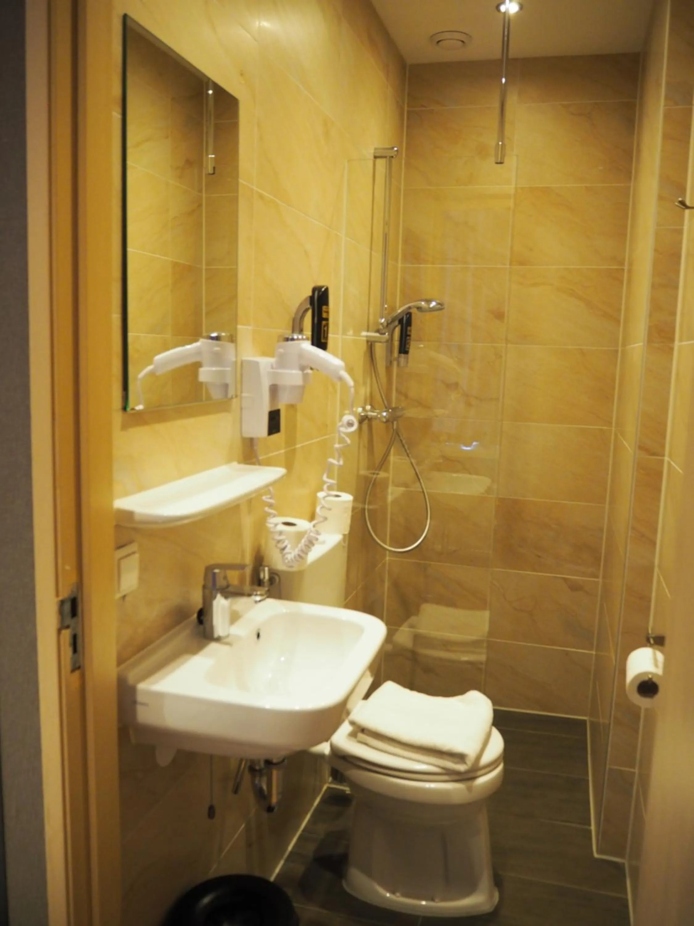 Shower in Aston City Hotel