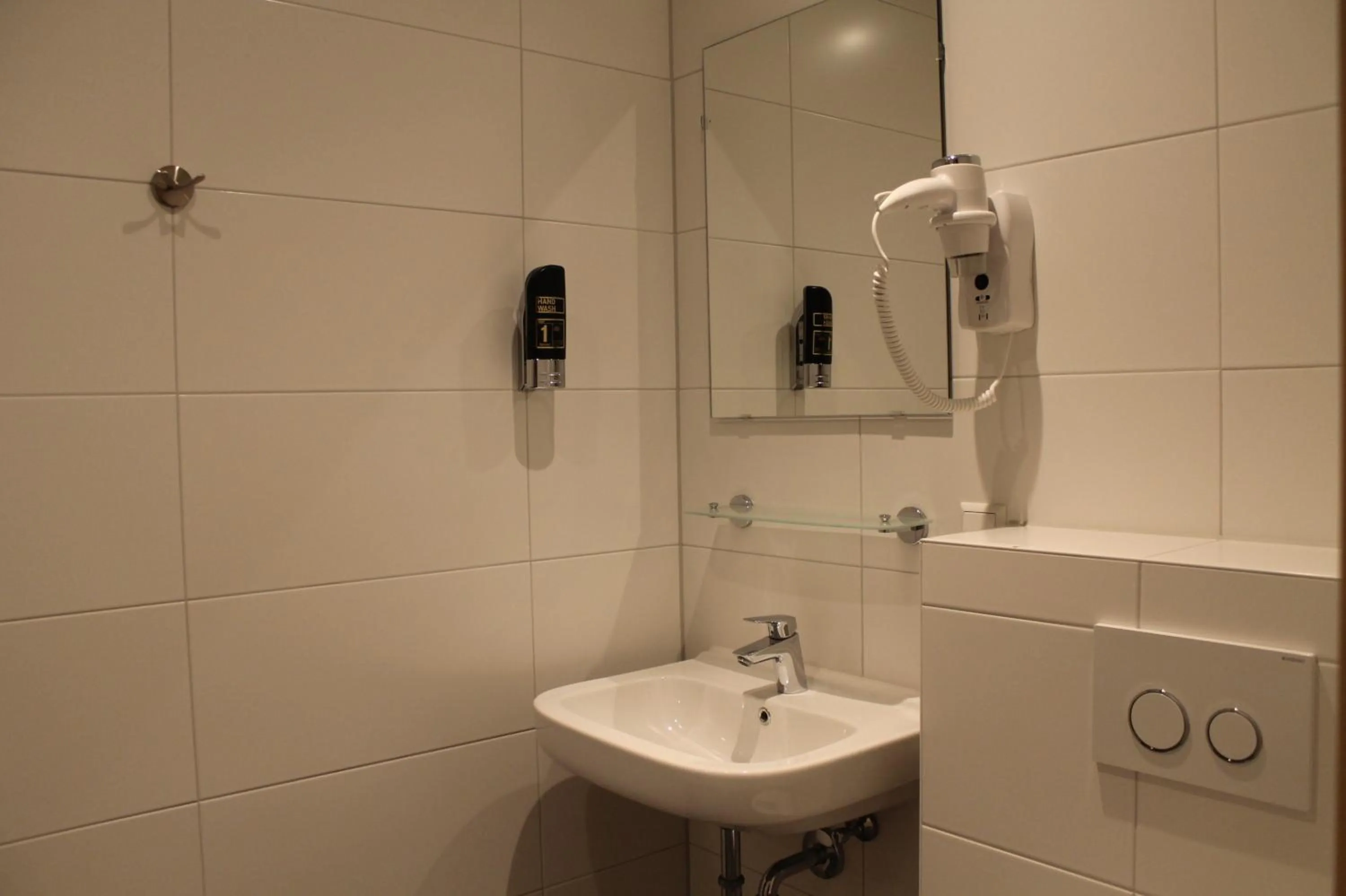 Shower in Aston City Hotel