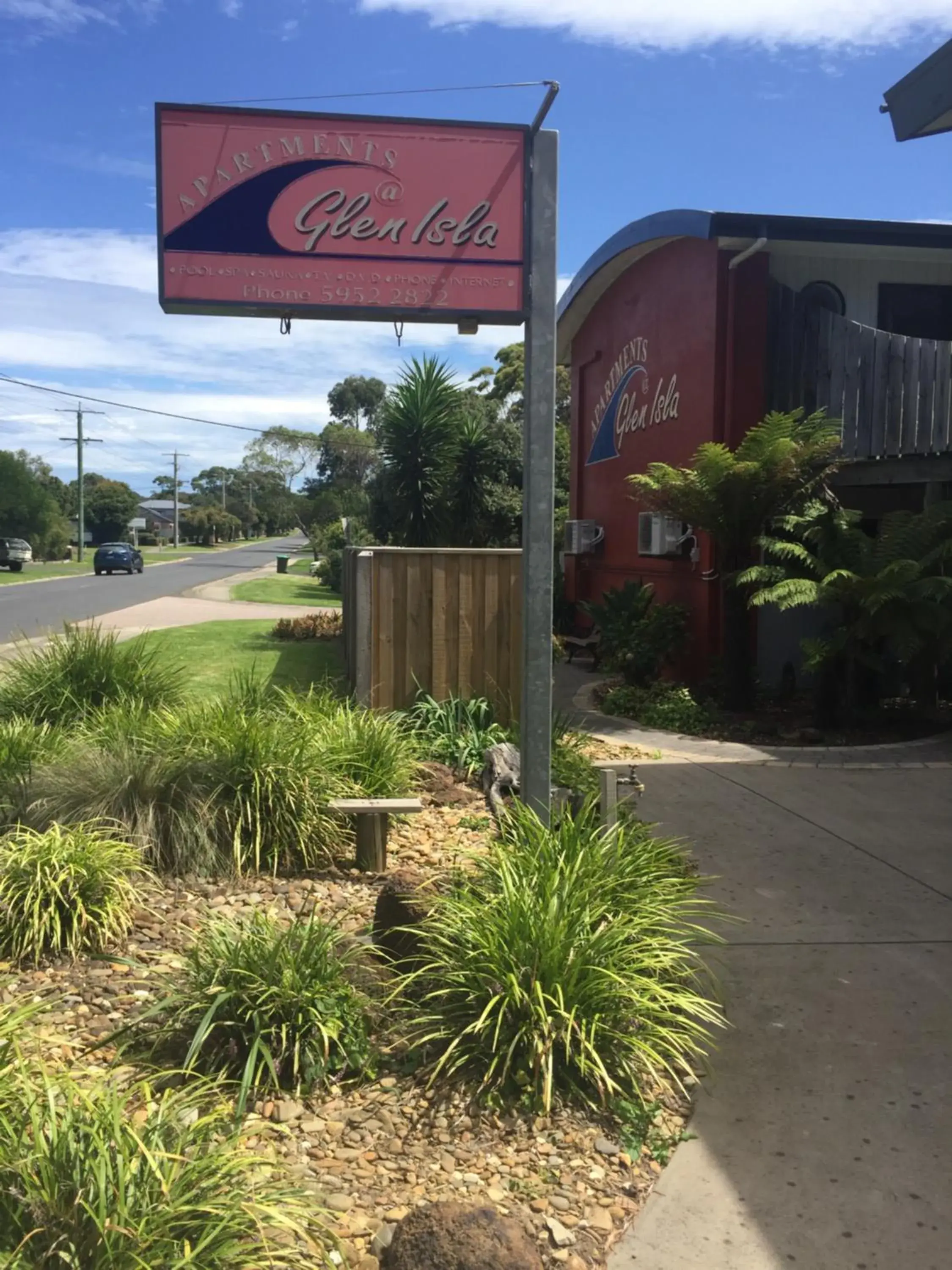 Queen Room (No Pets Allowed) in Apartments At Glen Isla Queen Room (No Pets Allowed) in Apartments At Glen Isla
