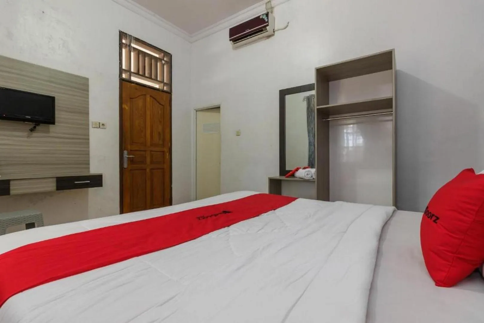 Bedroom, Bed in RedDoorz @ Pantai Panjang Bengkulu