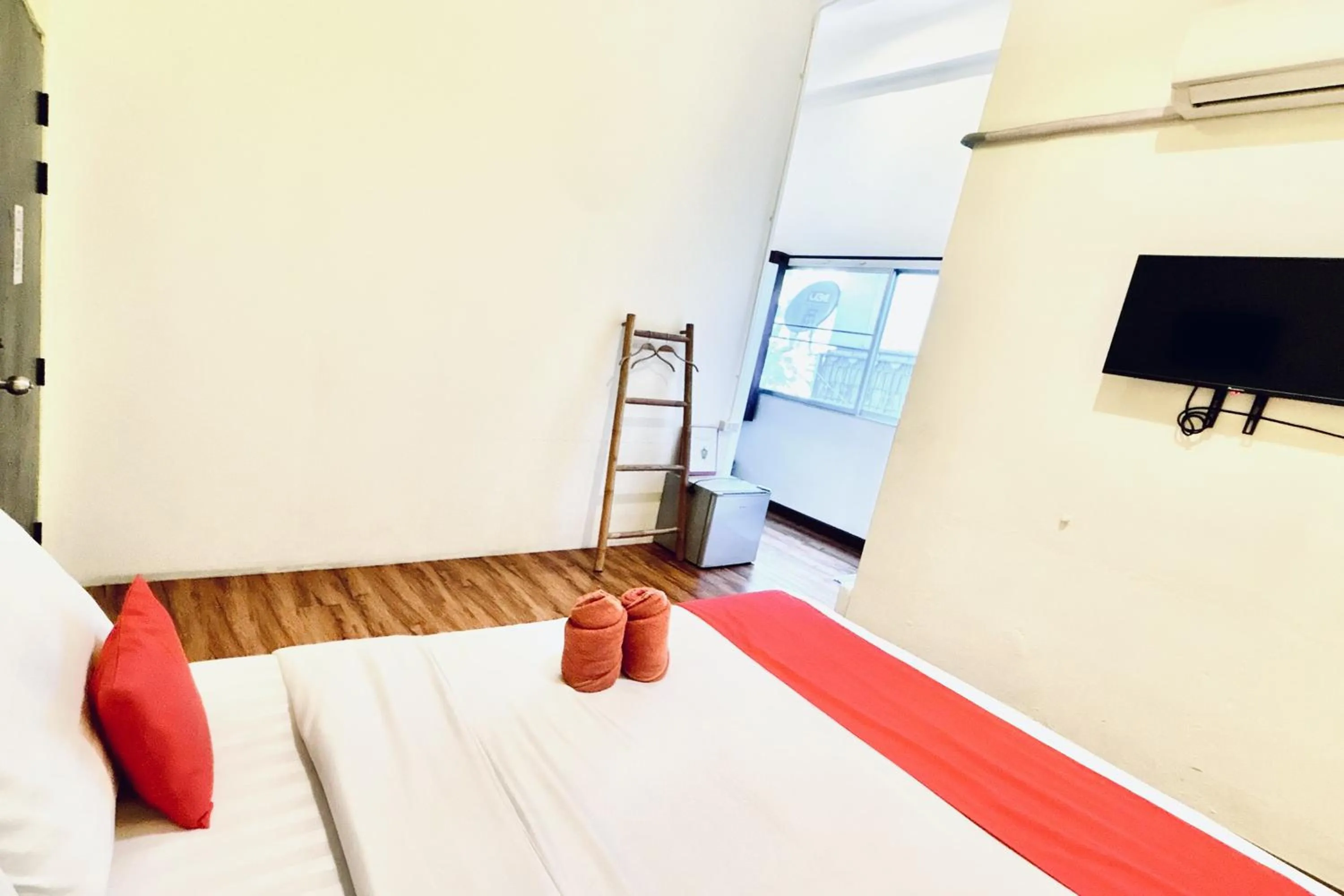 Communal lounge/ TV room, Bed in The Yak Cozy Chiang Mai