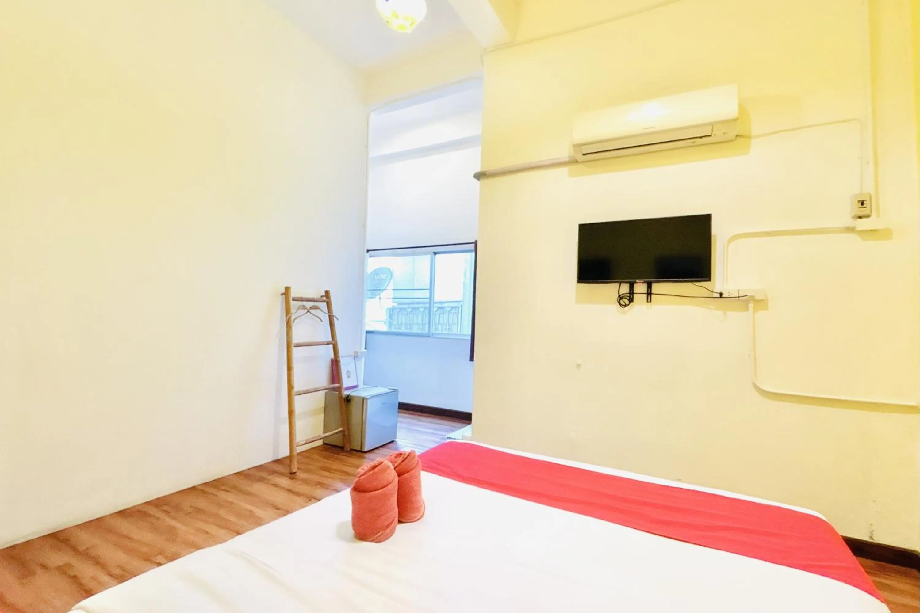 Property building, Bed in The Yak Cozy Chiang Mai