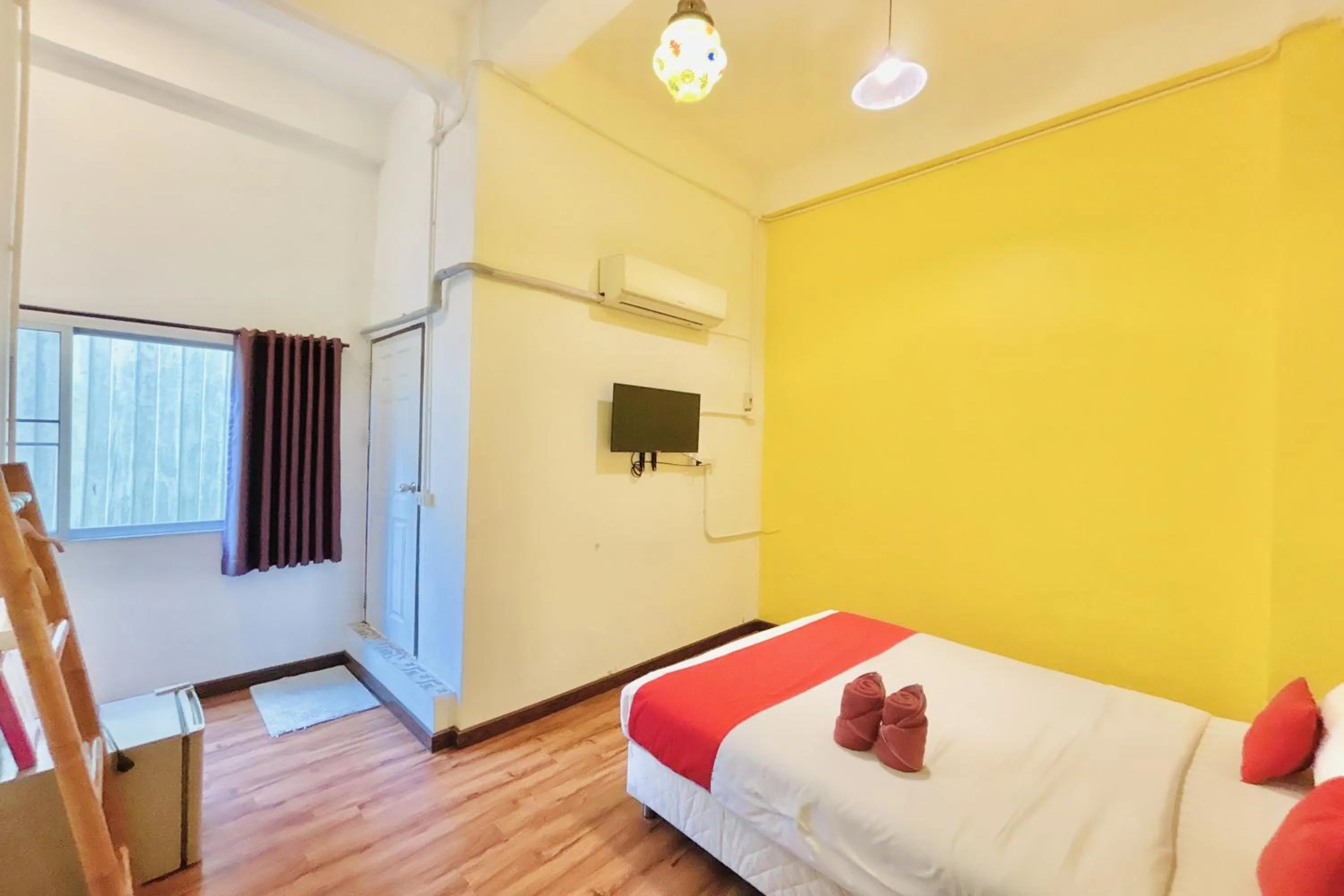 Communal lounge/ TV room, Bed in The Yak Cozy Chiang Mai