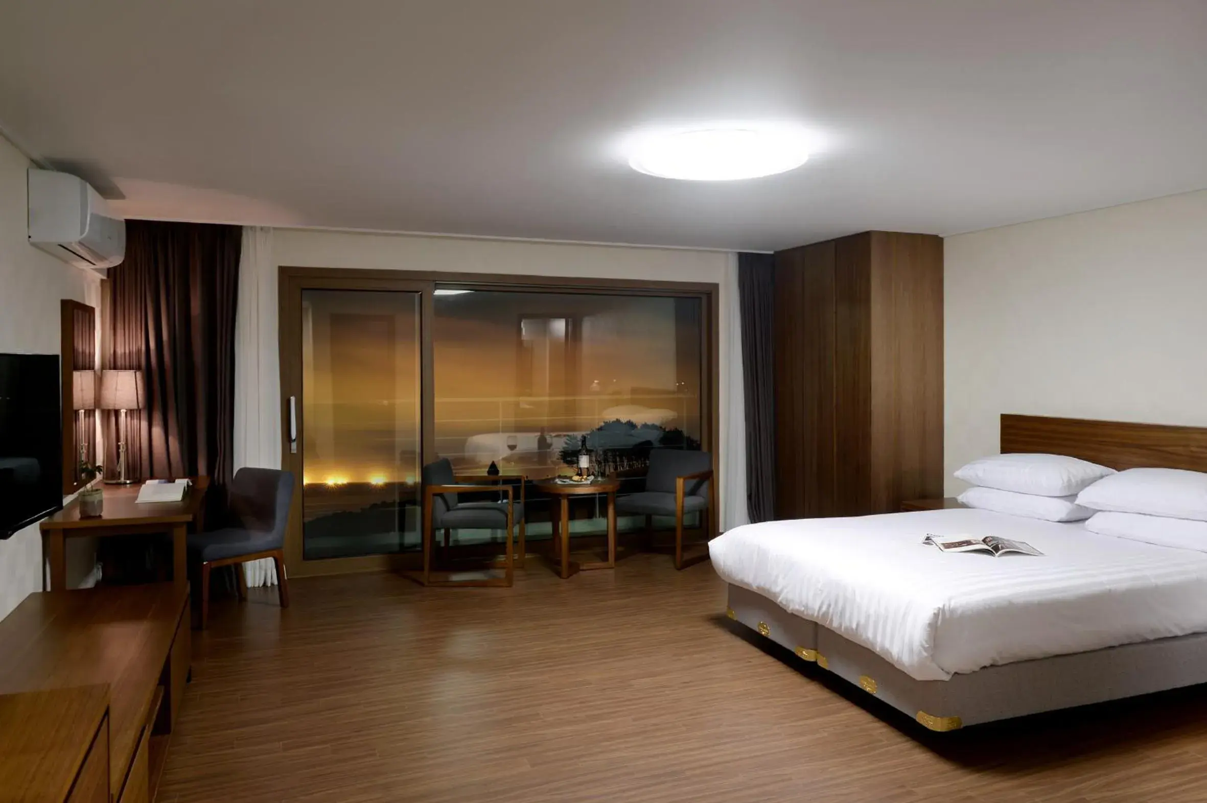 Balcony/Terrace, Bed in Jeju Aerospace Hotel Balcony/Terrace, Bed in Jeju Aerospace Hotel