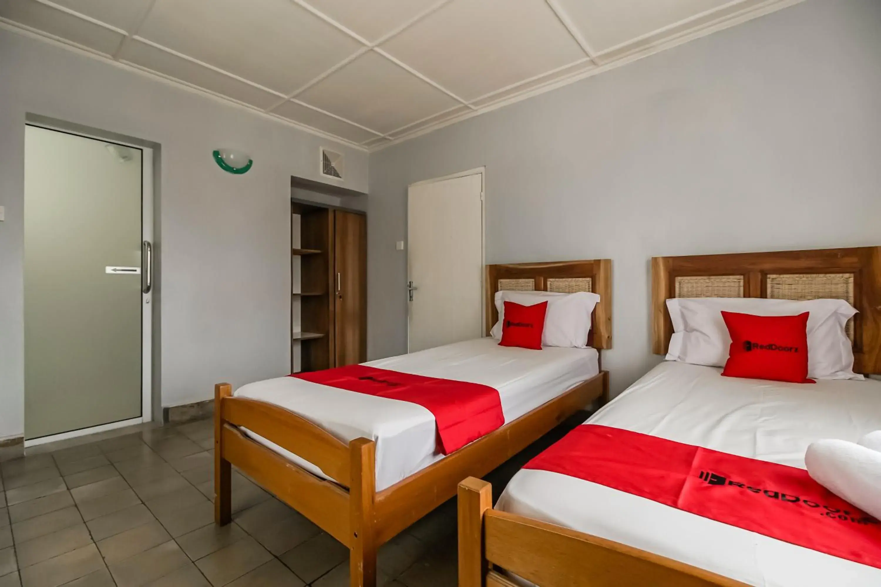 Standard Twin Room in RedDoorz near Jam Gadang Syariah Bukit Tinggi Standard Twin Room in RedDoorz near Jam Gadang Syariah Bukit Tinggi