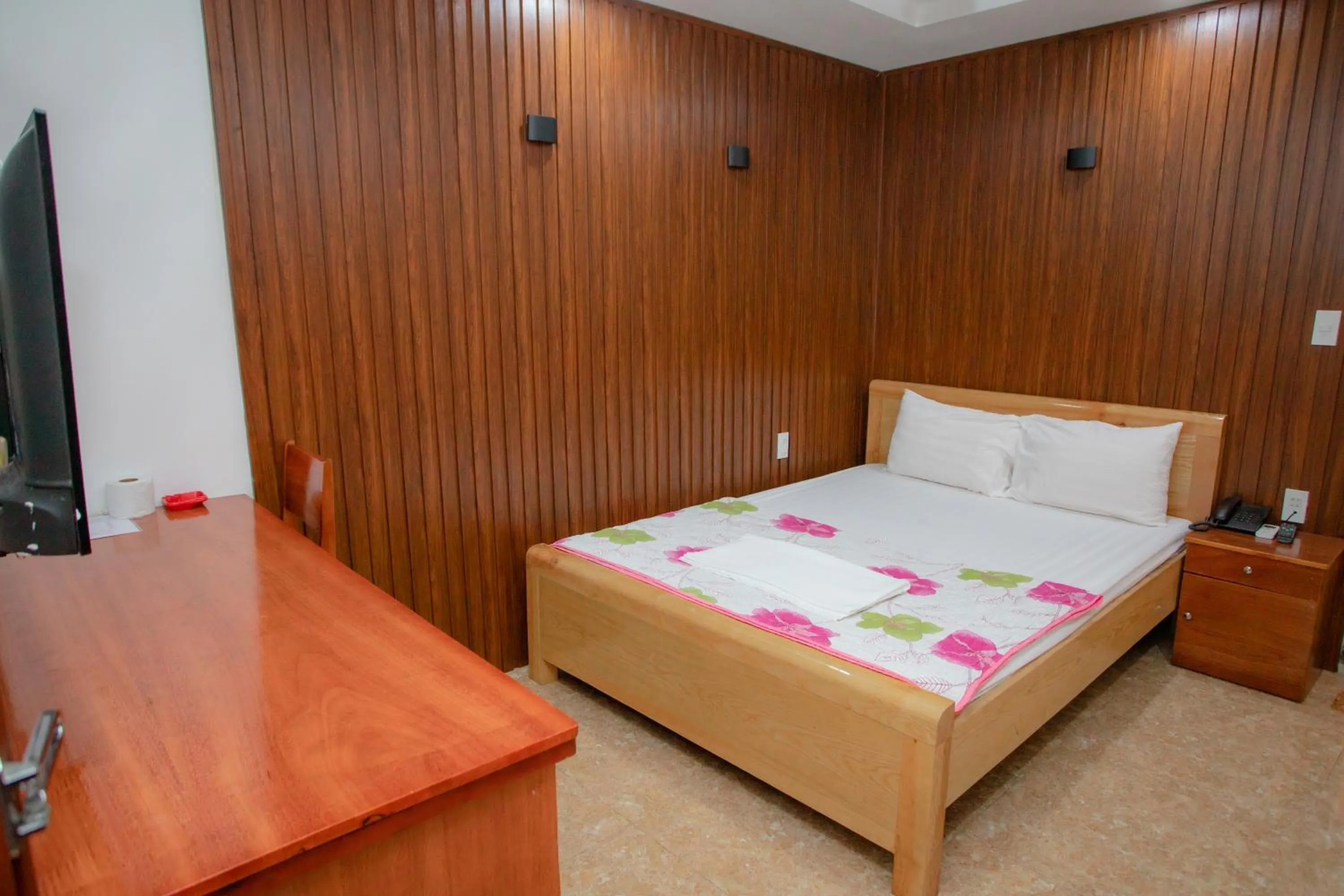 Bed in KHÁNH GIA HOTEL