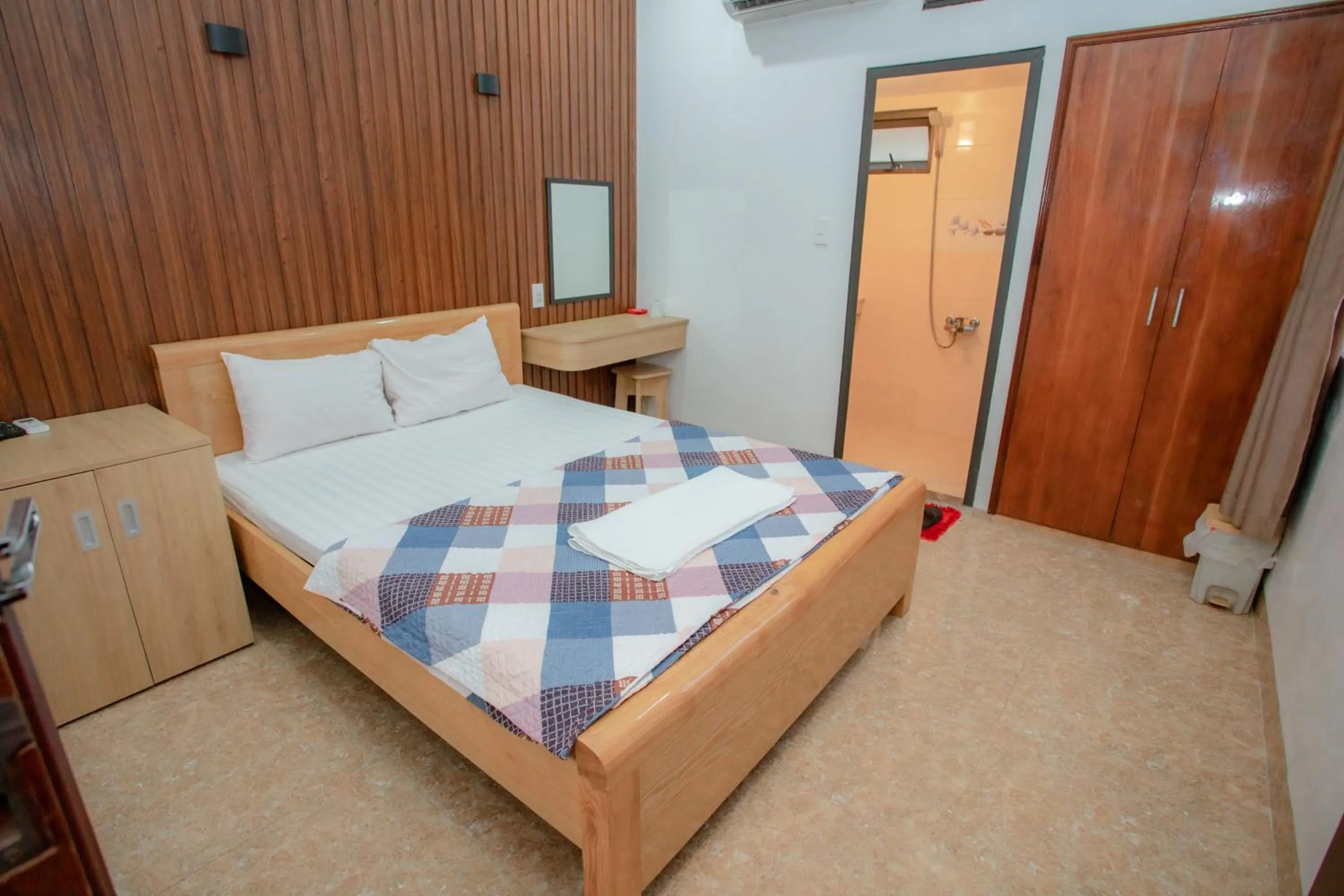 Bedroom, Bed in KHÁNH GIA HOTEL