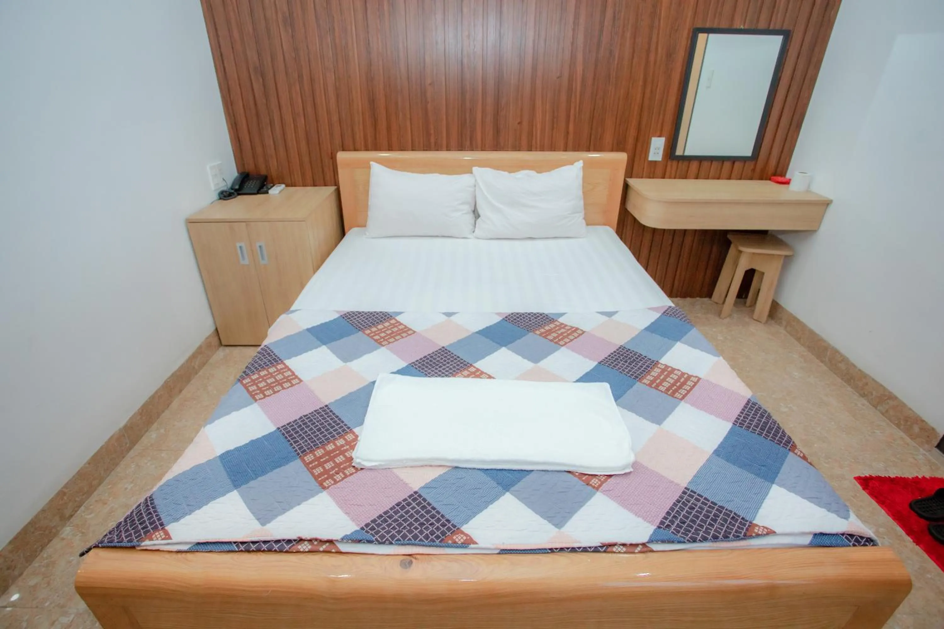 Bedroom, Bed in KHÁNH GIA HOTEL