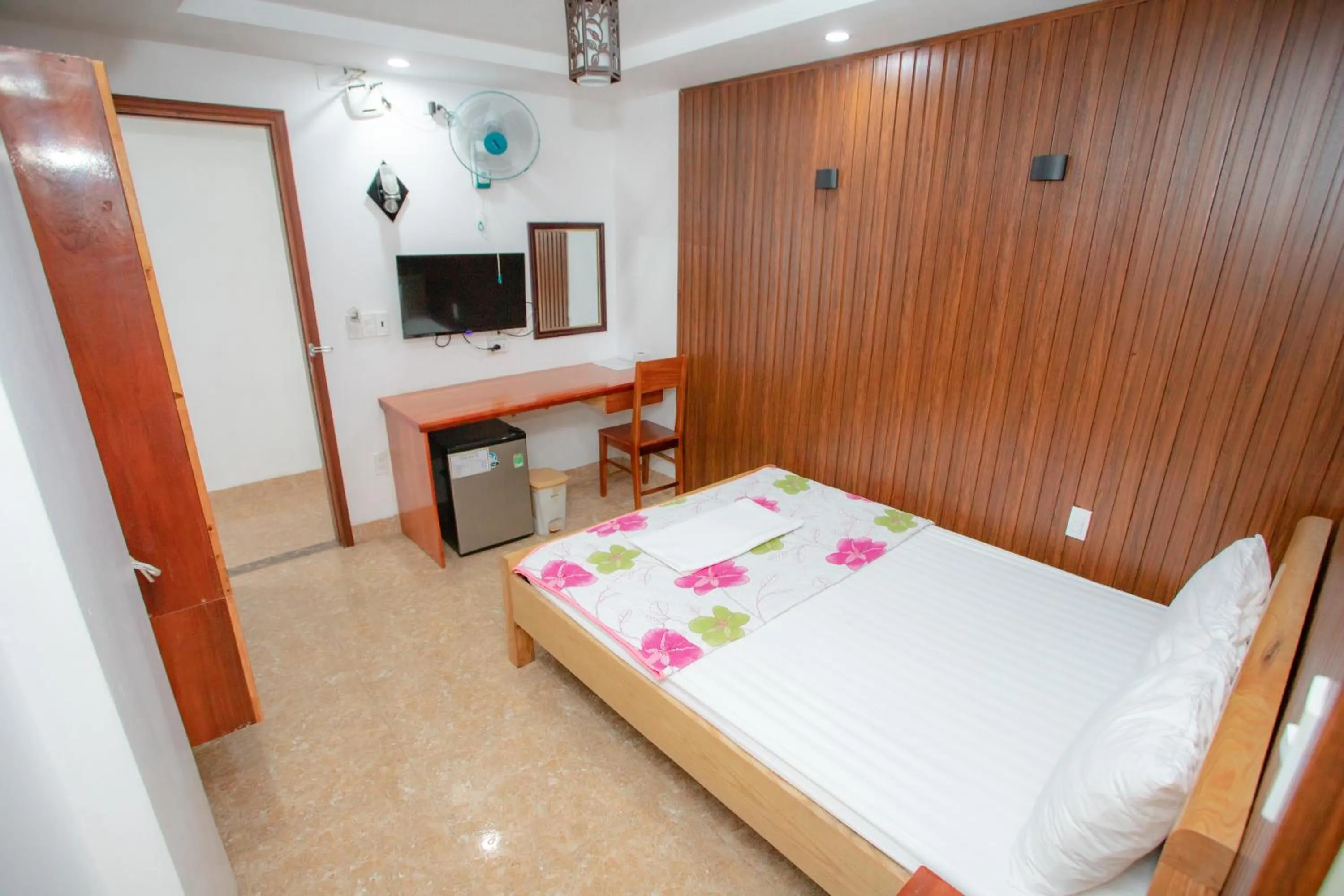 Bedroom, Bed in KHÁNH GIA HOTEL