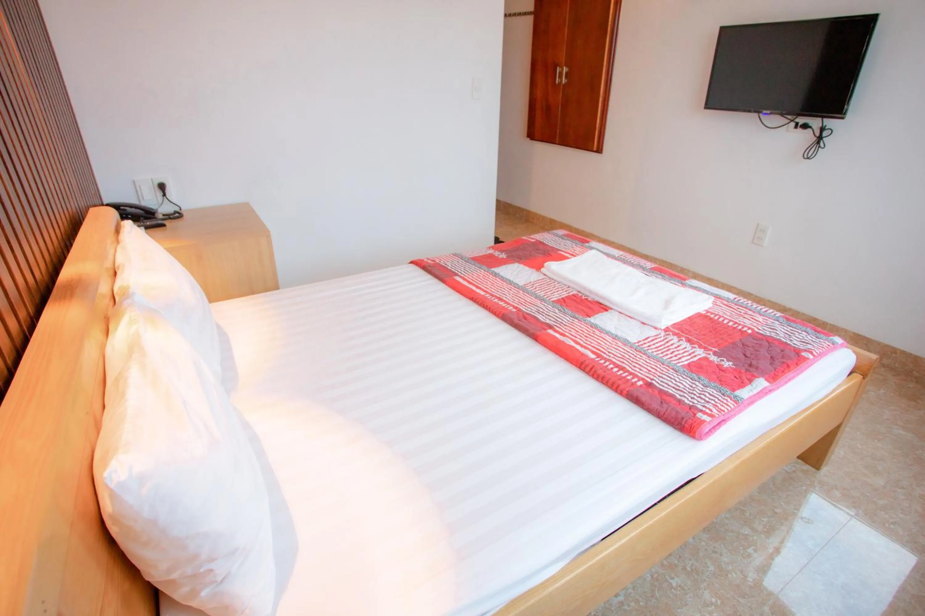 Bedroom, Bed in KHÁNH GIA HOTEL