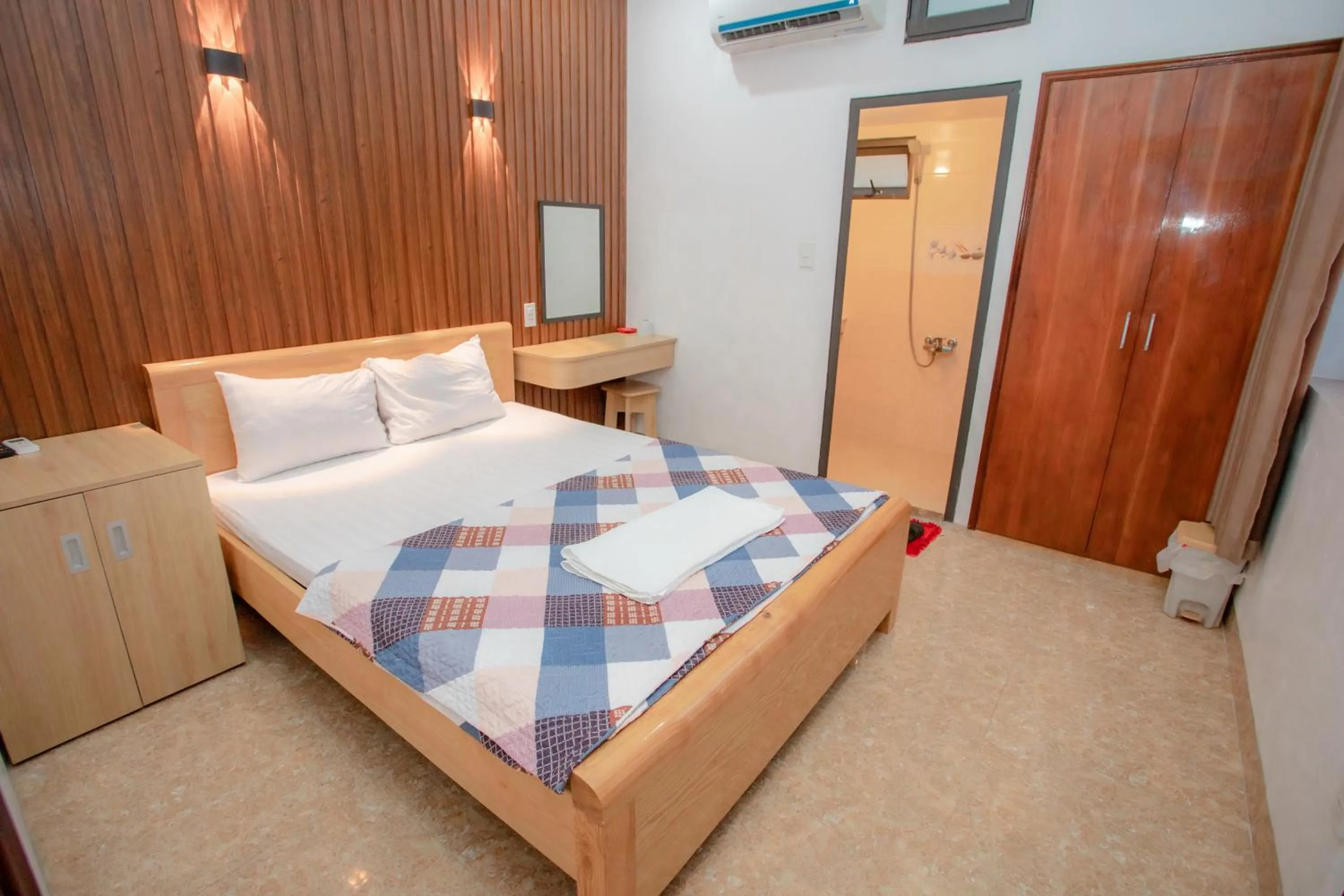 Bedroom, Bed in KHÁNH GIA HOTEL