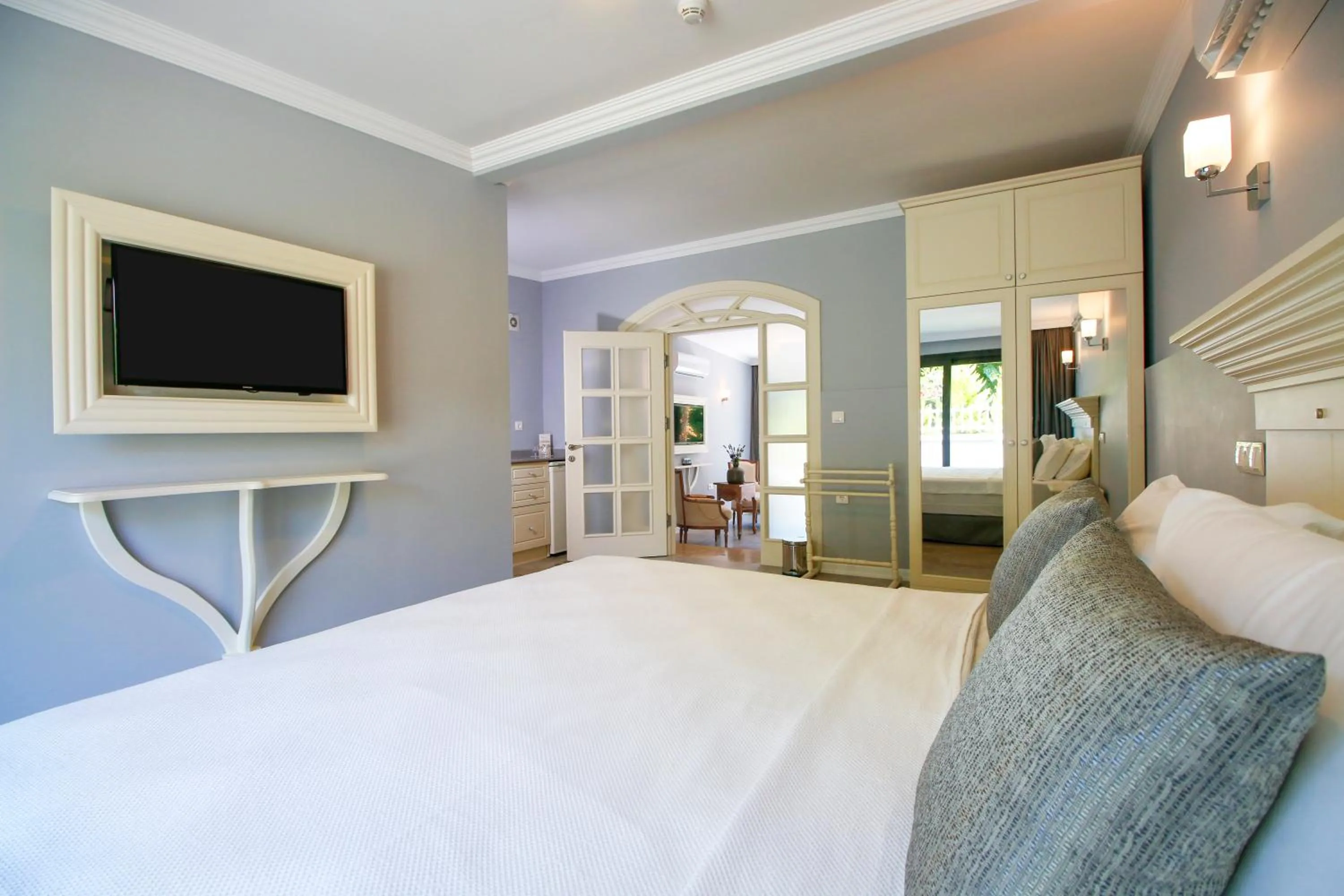 Communal lounge/ TV room, Bed in Joya Del Mar Hotel