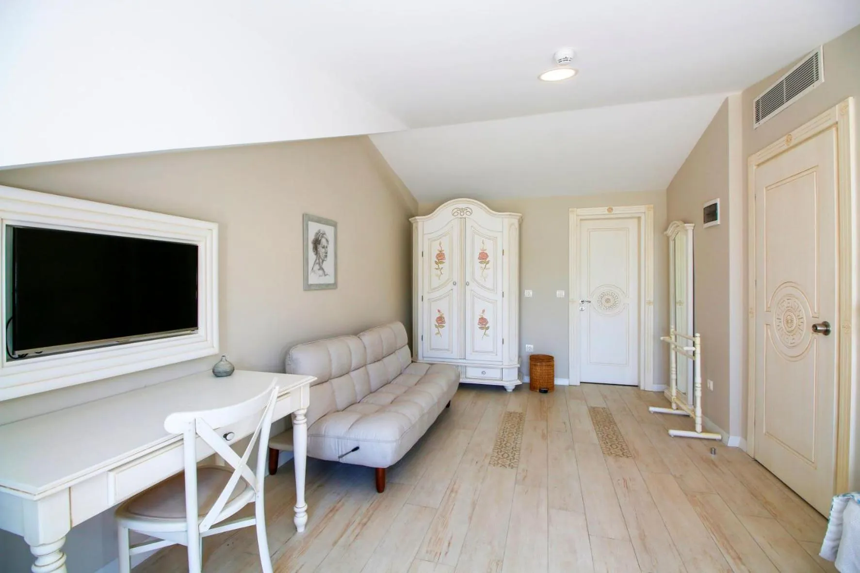 Seating area, Bed in Joya Del Mar Hotel