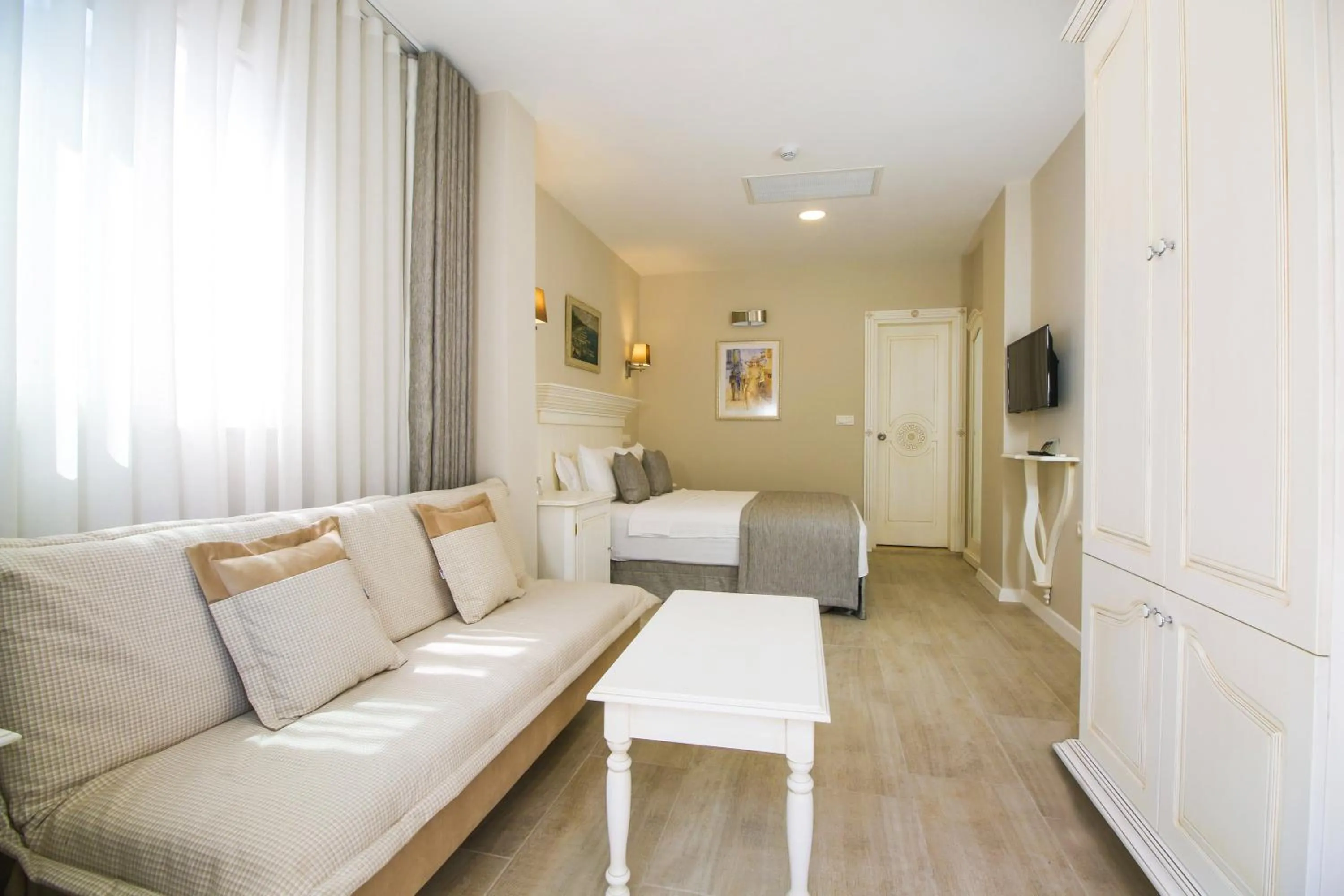 Seating area, Bed in Joya Del Mar Hotel