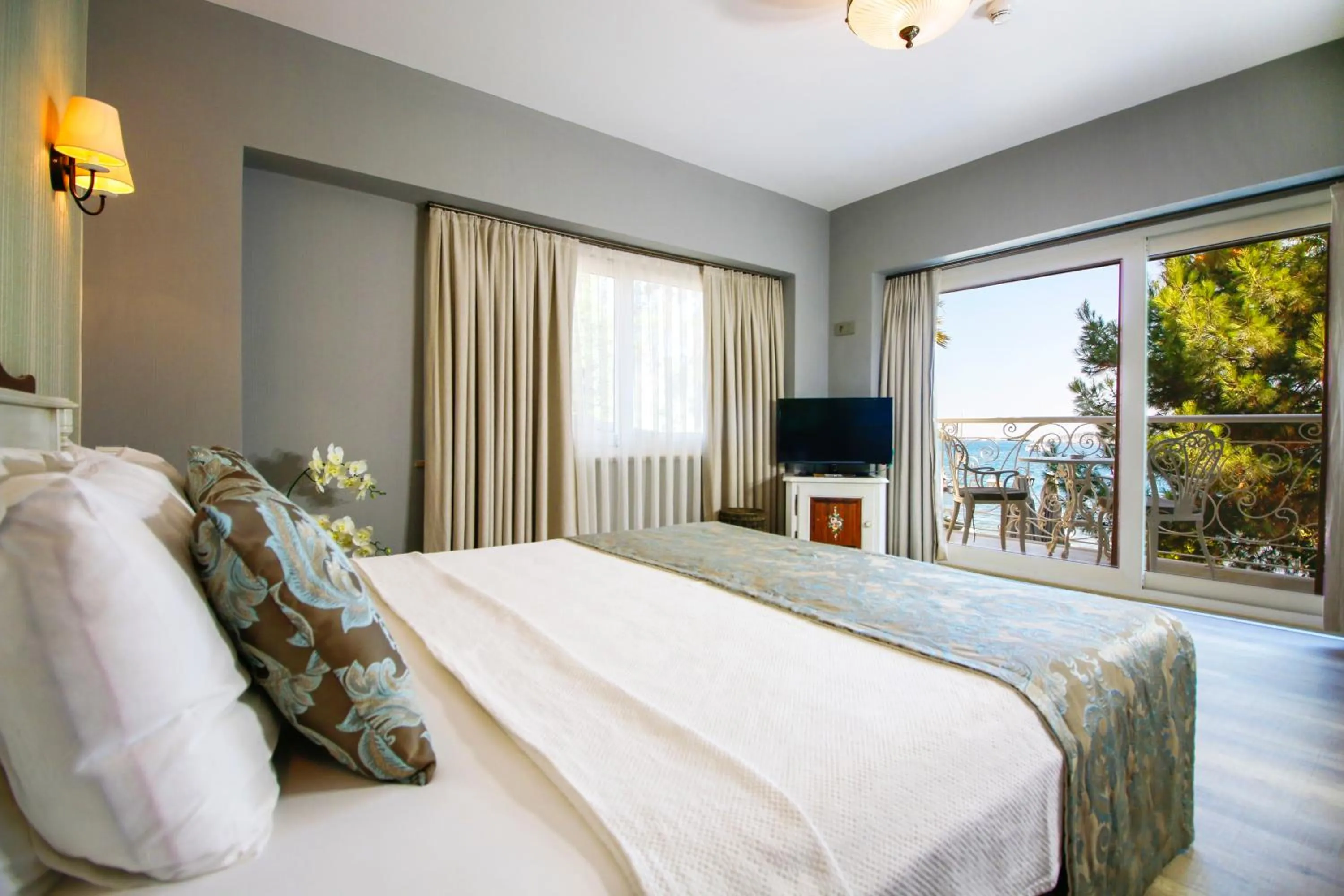 Bed in Joya Del Mar Hotel