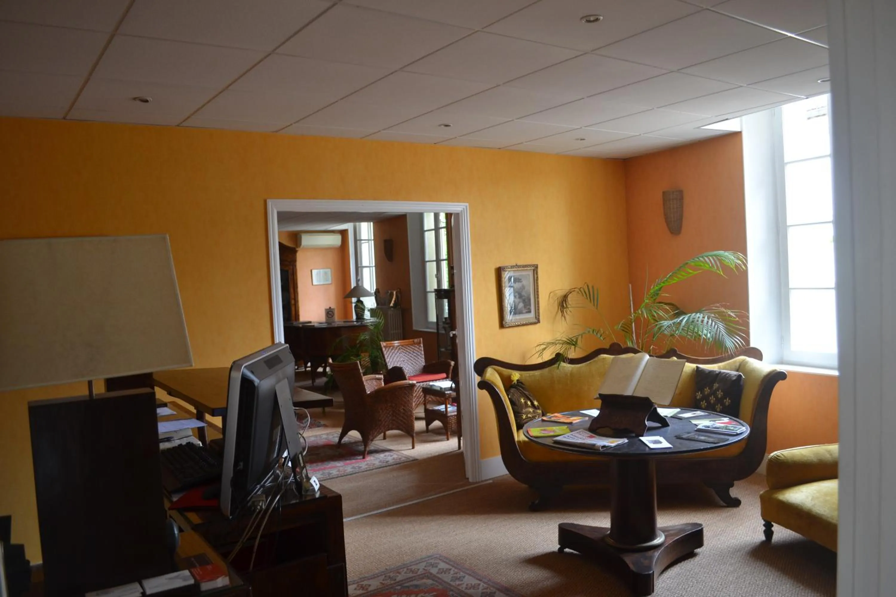 Communal lounge/ TV room in Hôtel de France