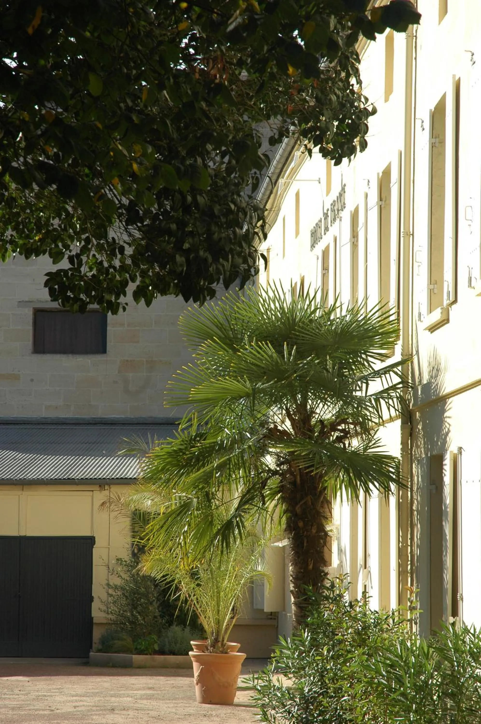 Day, Property Building in Hôtel de France