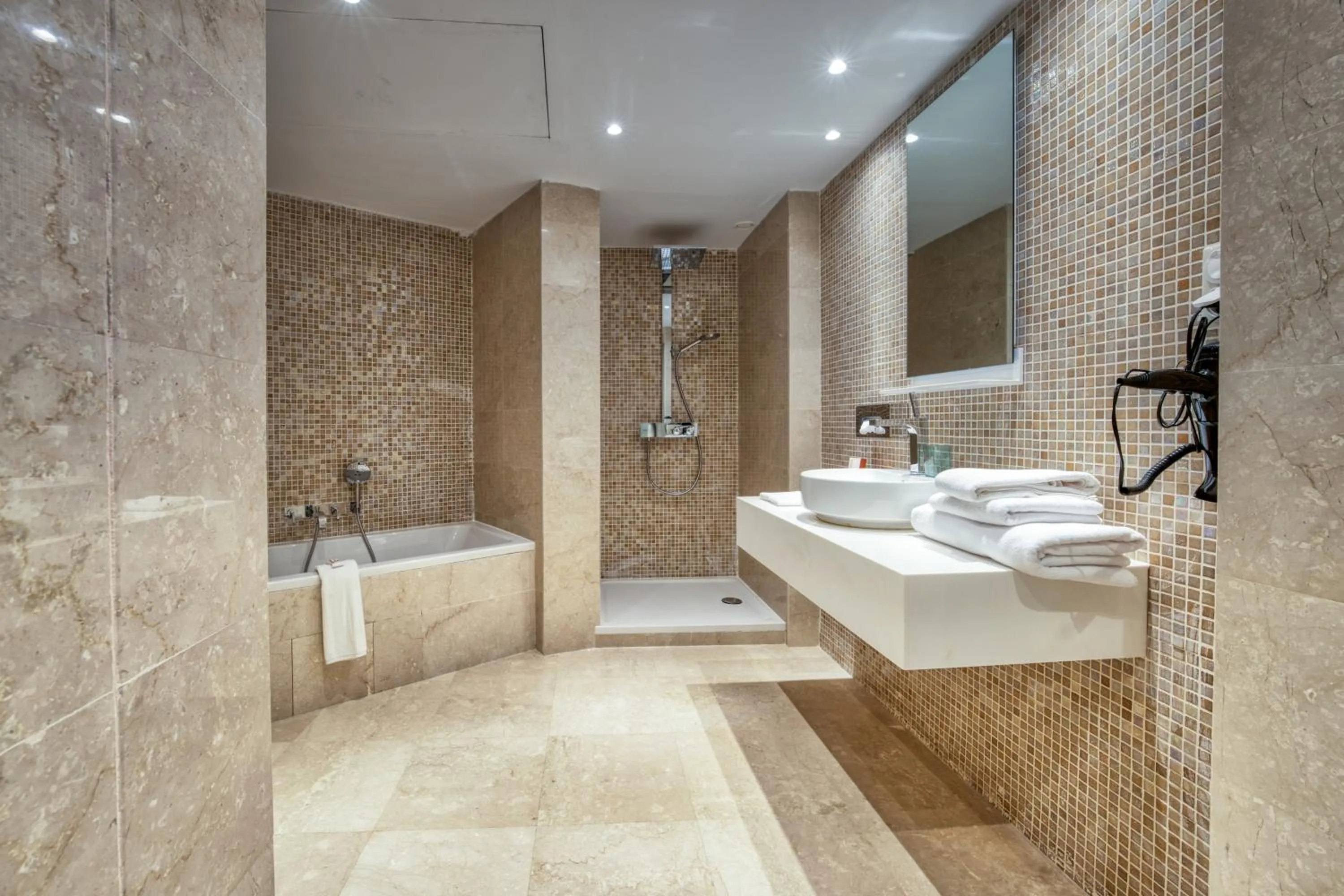 Shower in Azalaï Hôtel Dakar