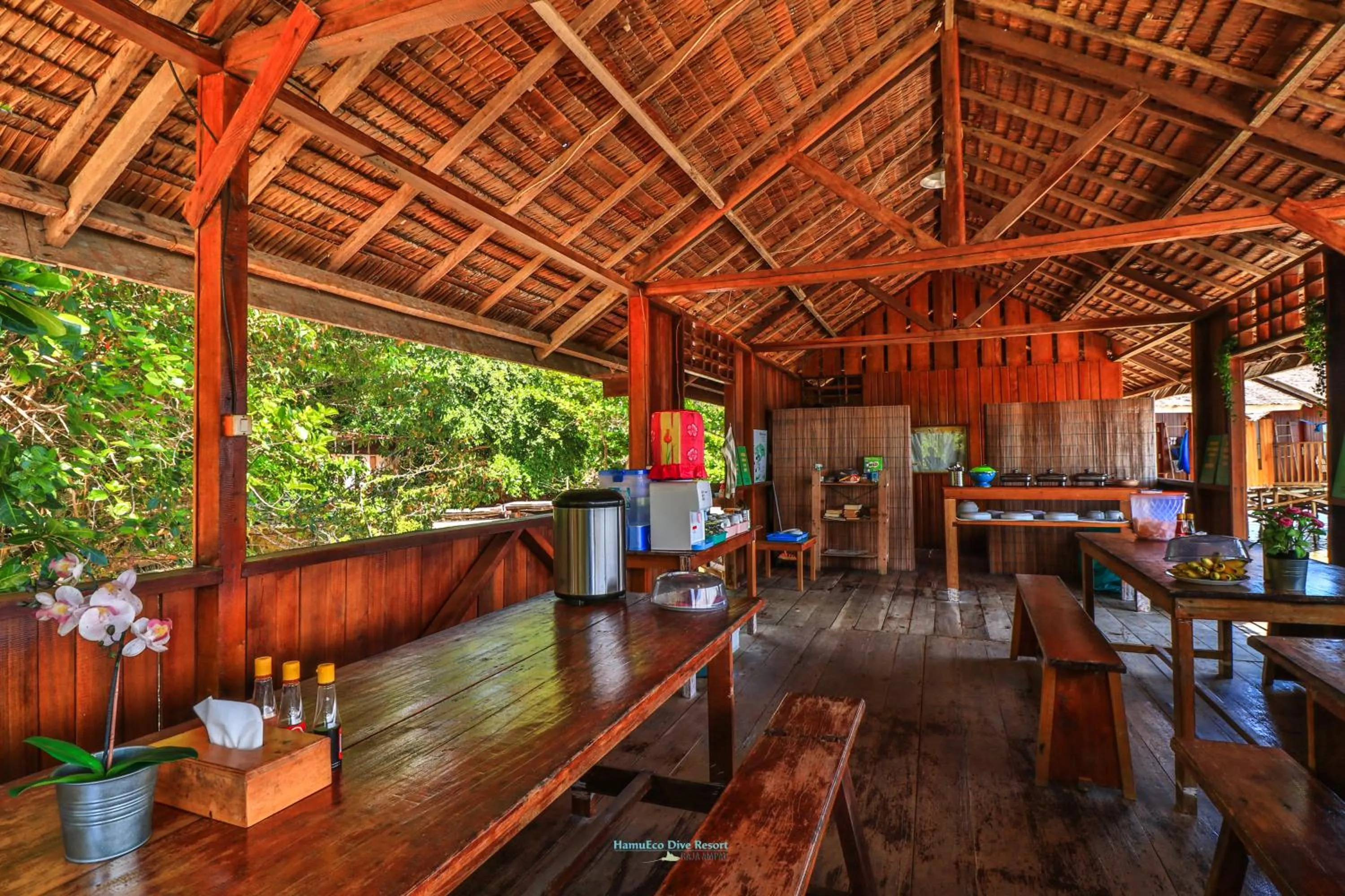 Restaurant/places to eat in Hamueco Dive Resort Raja Ampat