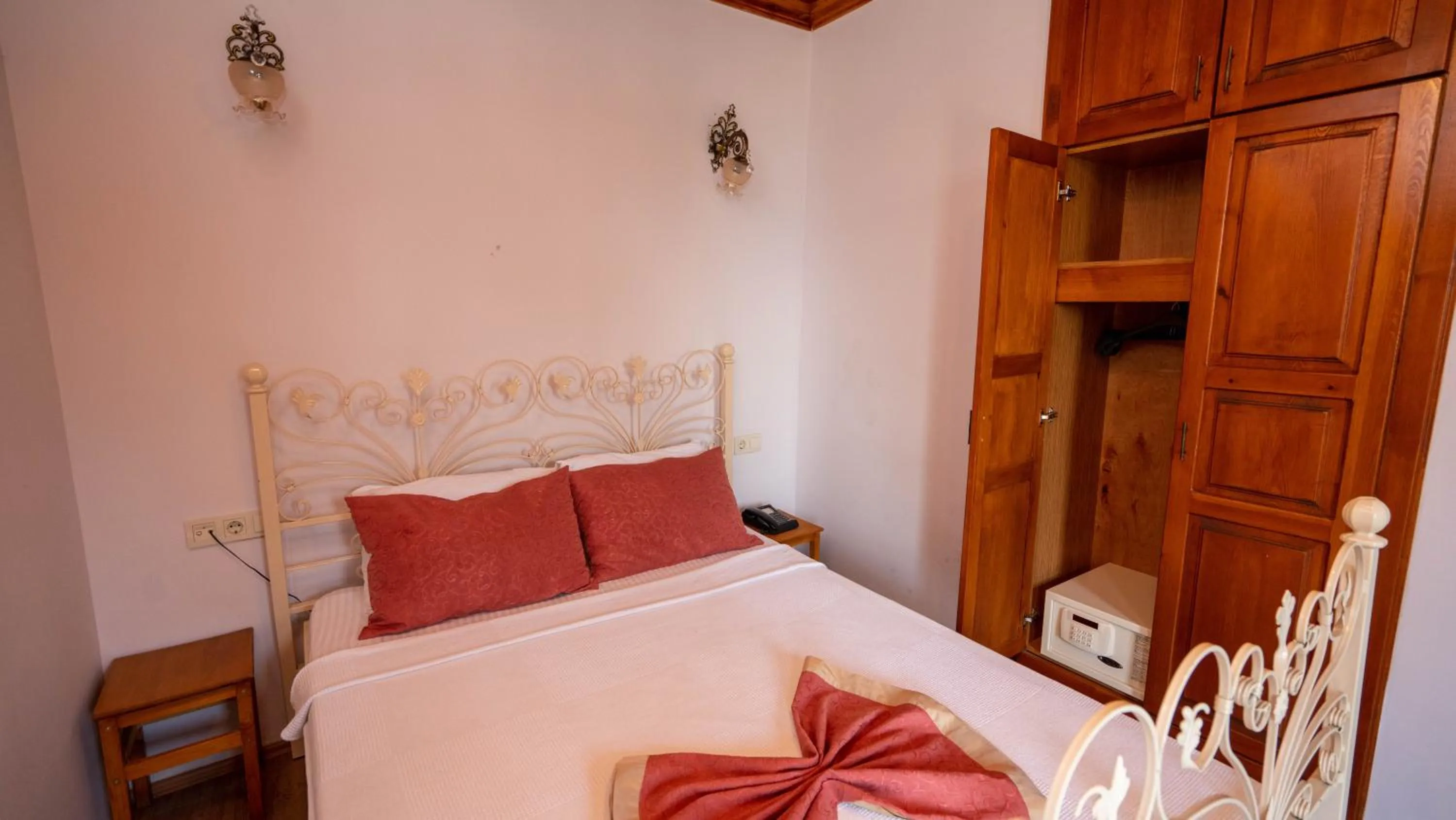 Photo of the whole room, Bed in Antalya Inn Hotel