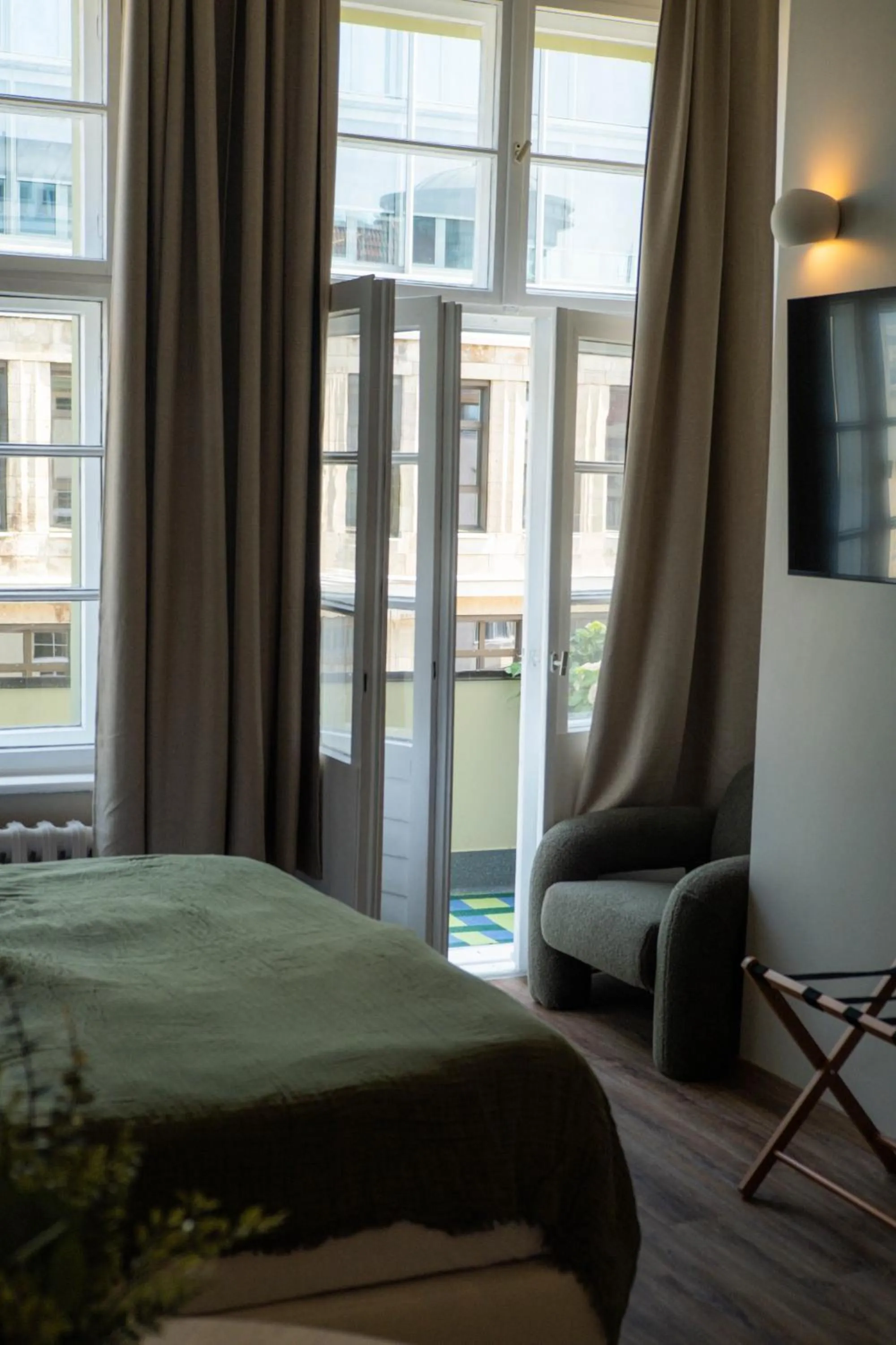 Photo of the whole room, Bed in The Charming by Curt Suites