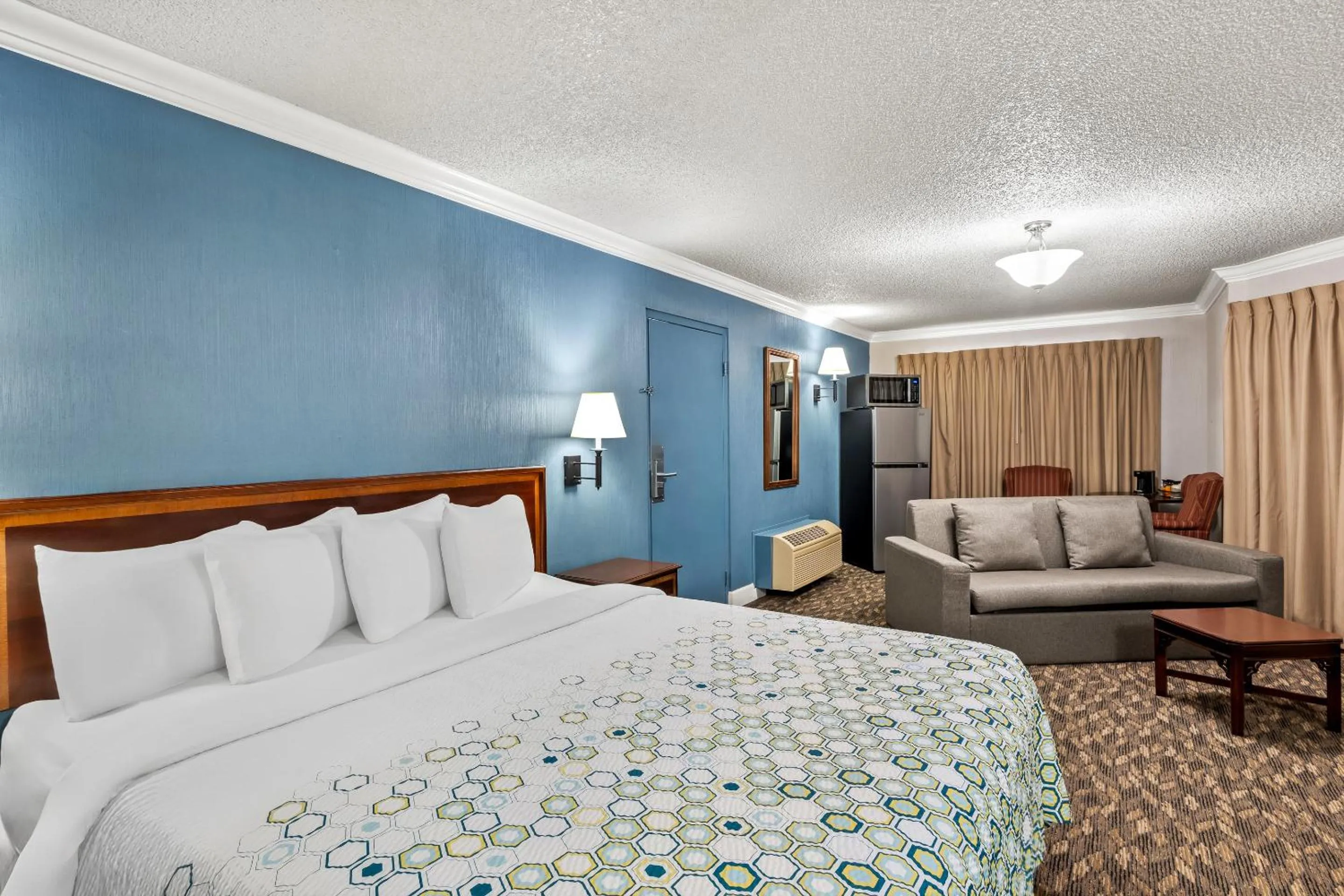 Photo of the whole room, Bed in HomeTowne Studios by Red Roof Yuba City Bonanza - Marysville