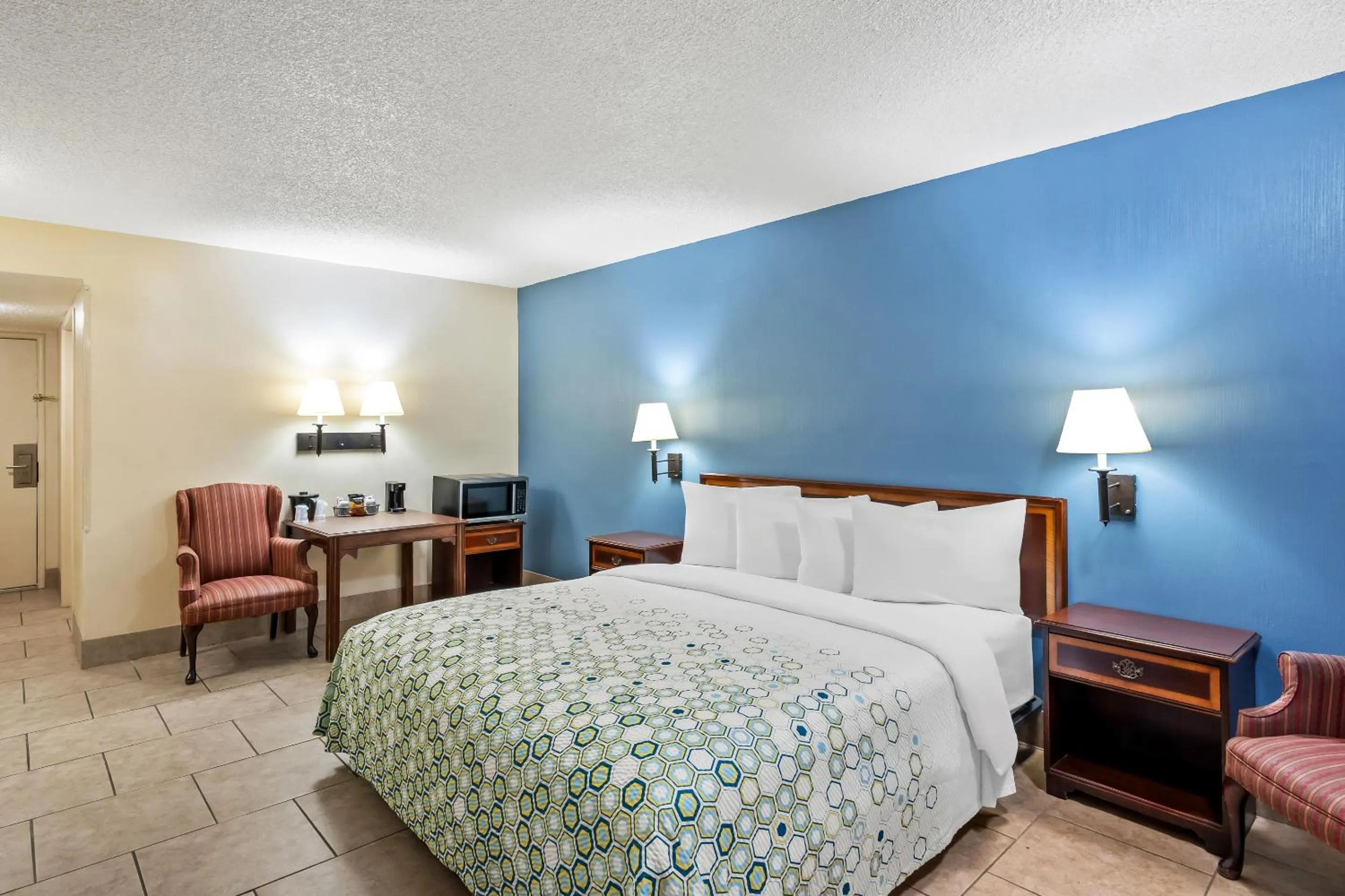 Photo of the whole room, Bed in HomeTowne Studios by Red Roof Yuba City Bonanza - Marysville