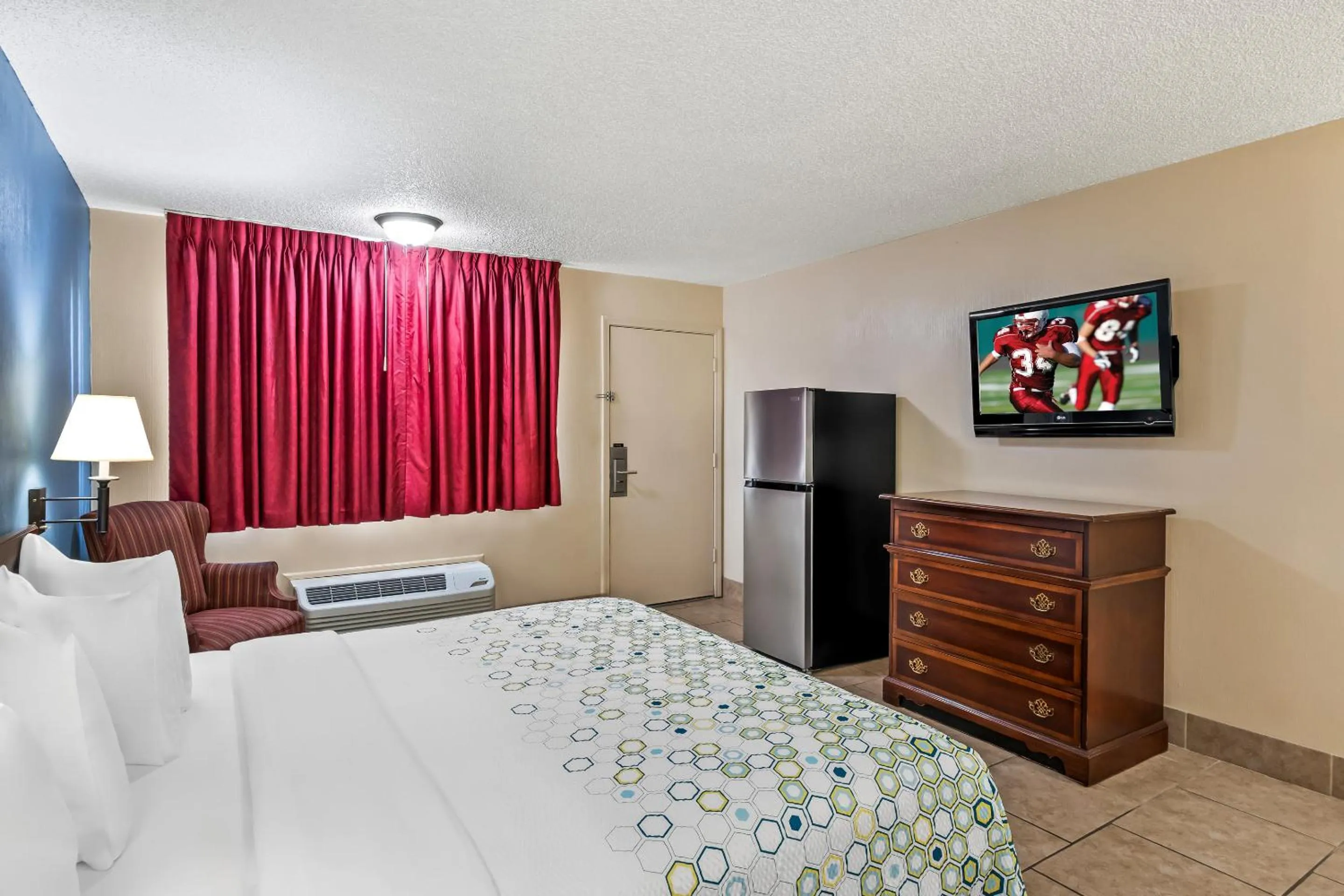 Photo of the whole room, Bed in HomeTowne Studios by Red Roof Yuba City Bonanza - Marysville