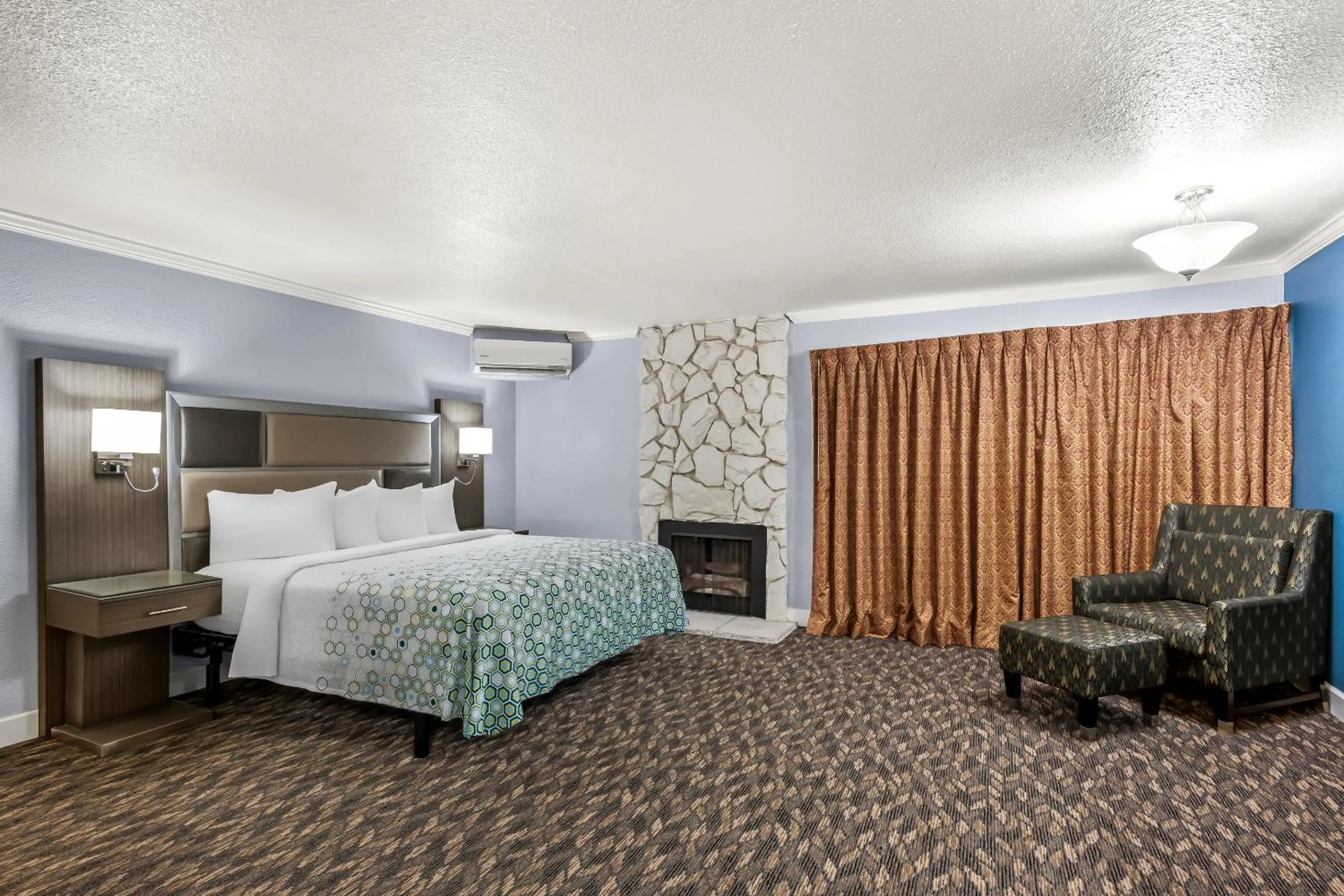 Photo of the whole room, Bed in HomeTowne Studios by Red Roof Yuba City Bonanza - Marysville