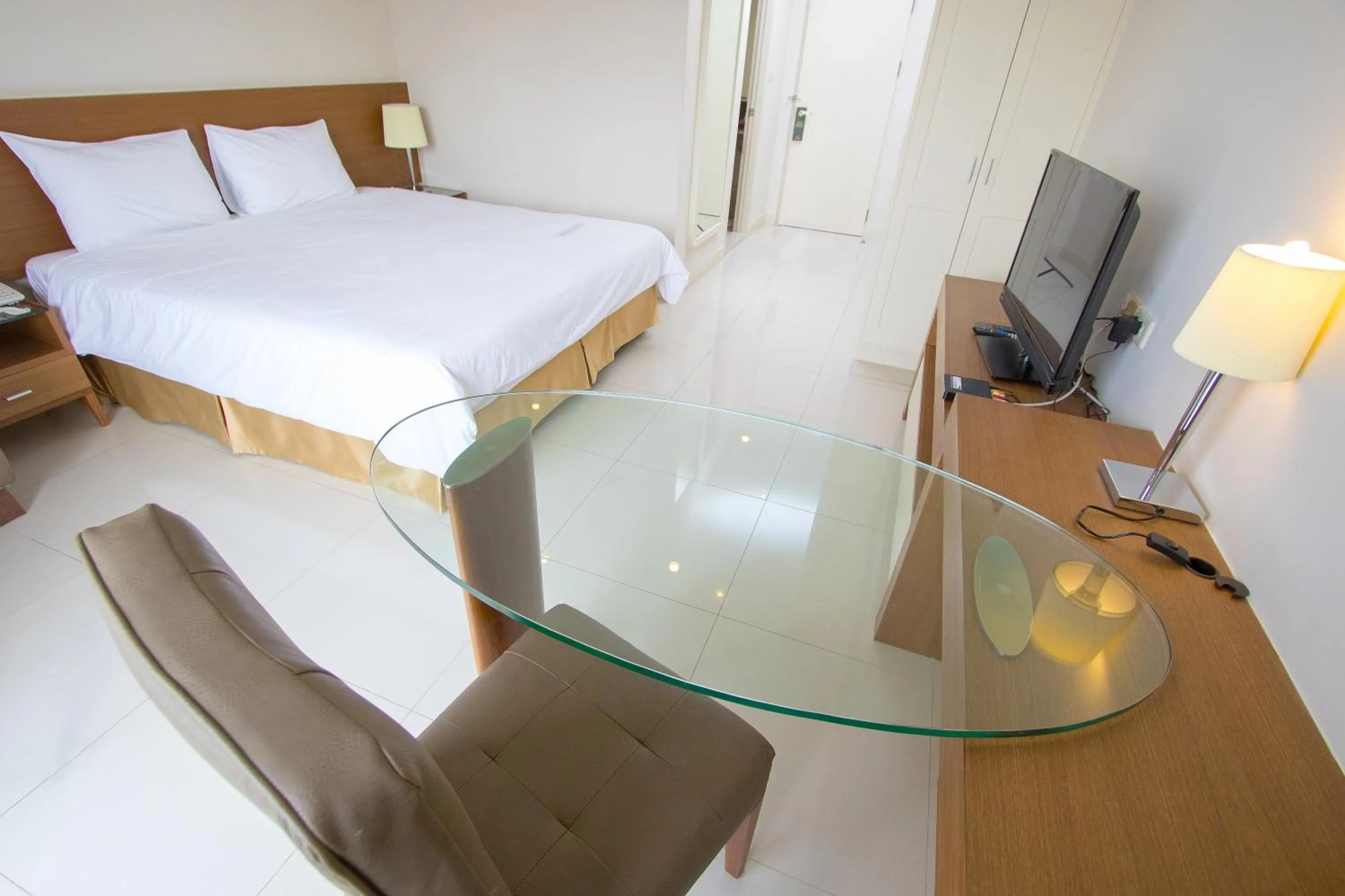 Photo of the whole room, Bed in Thomson Hotel Huamark