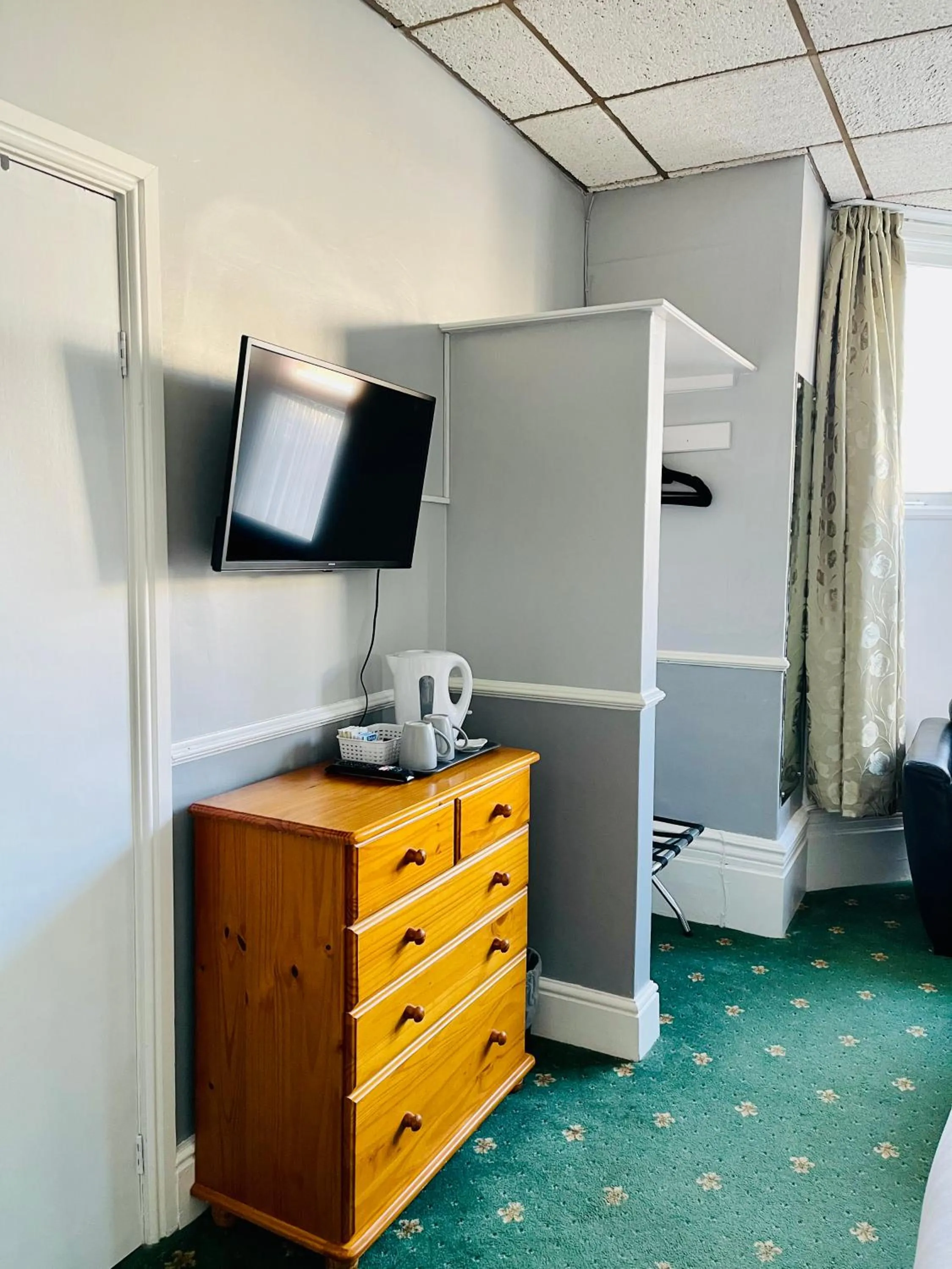 Coffee/tea facilities in Palm Court B&B