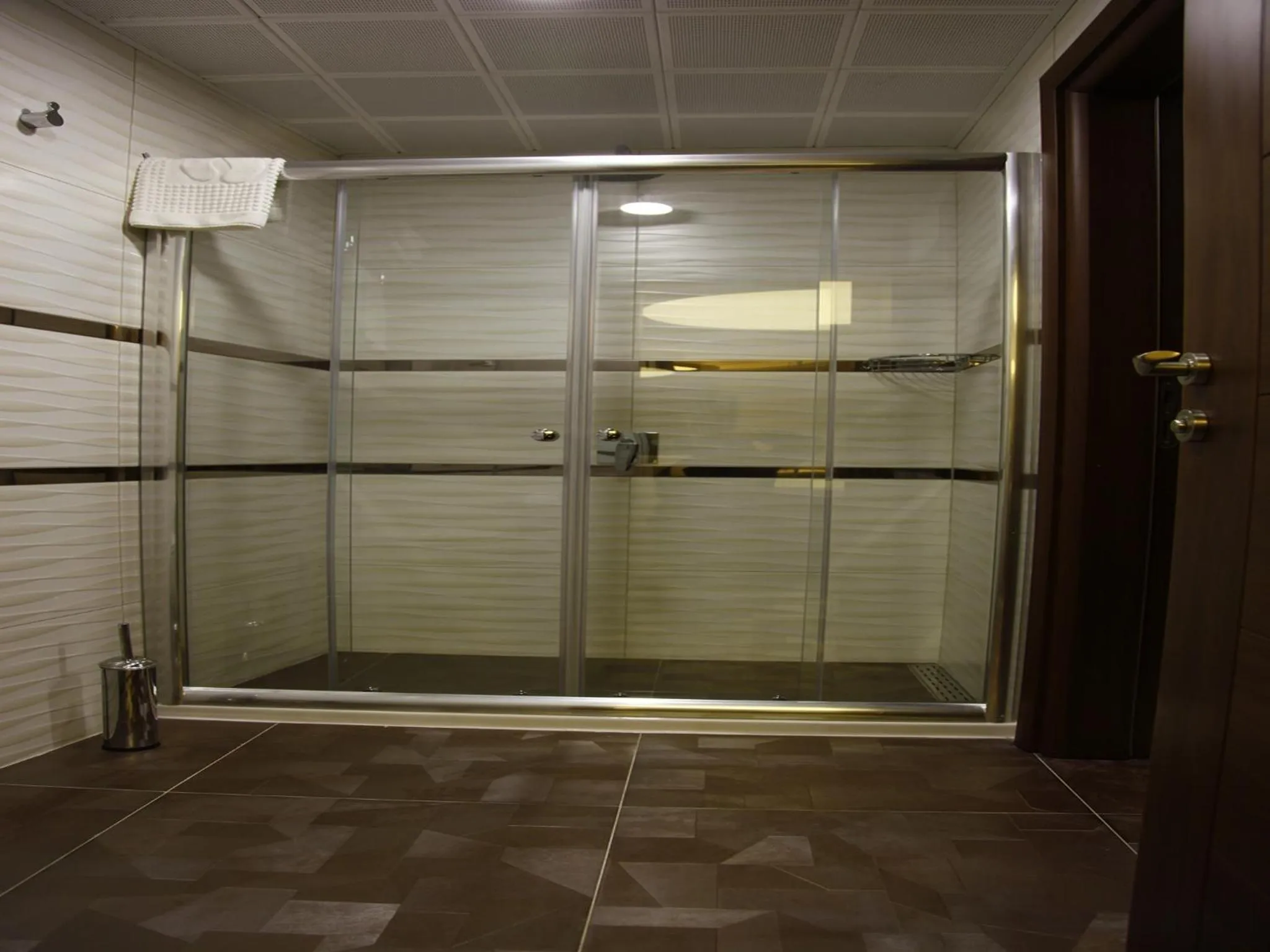 Shower in Feyzan Hotel